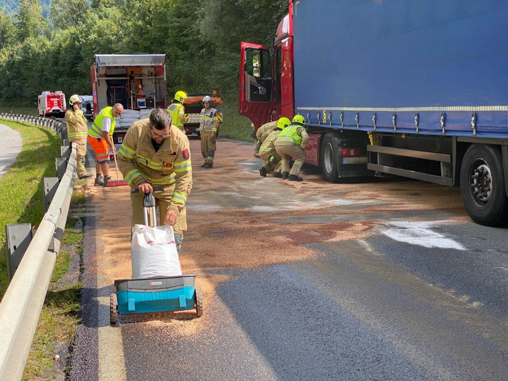 Die Einsatzkräfte der Feuerwehr hatten mit den Aufräumarbeiten einiges zu tun. 