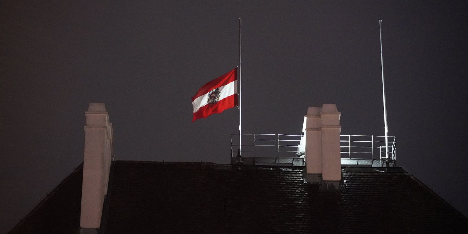 Auf Anordnung des Bundespräsidenten wurde die österreichische Fahne auf dem Dach der Wiener Hofburg auf halbmast gesetzt als sichtbares Zeichen der Anteilnahme.