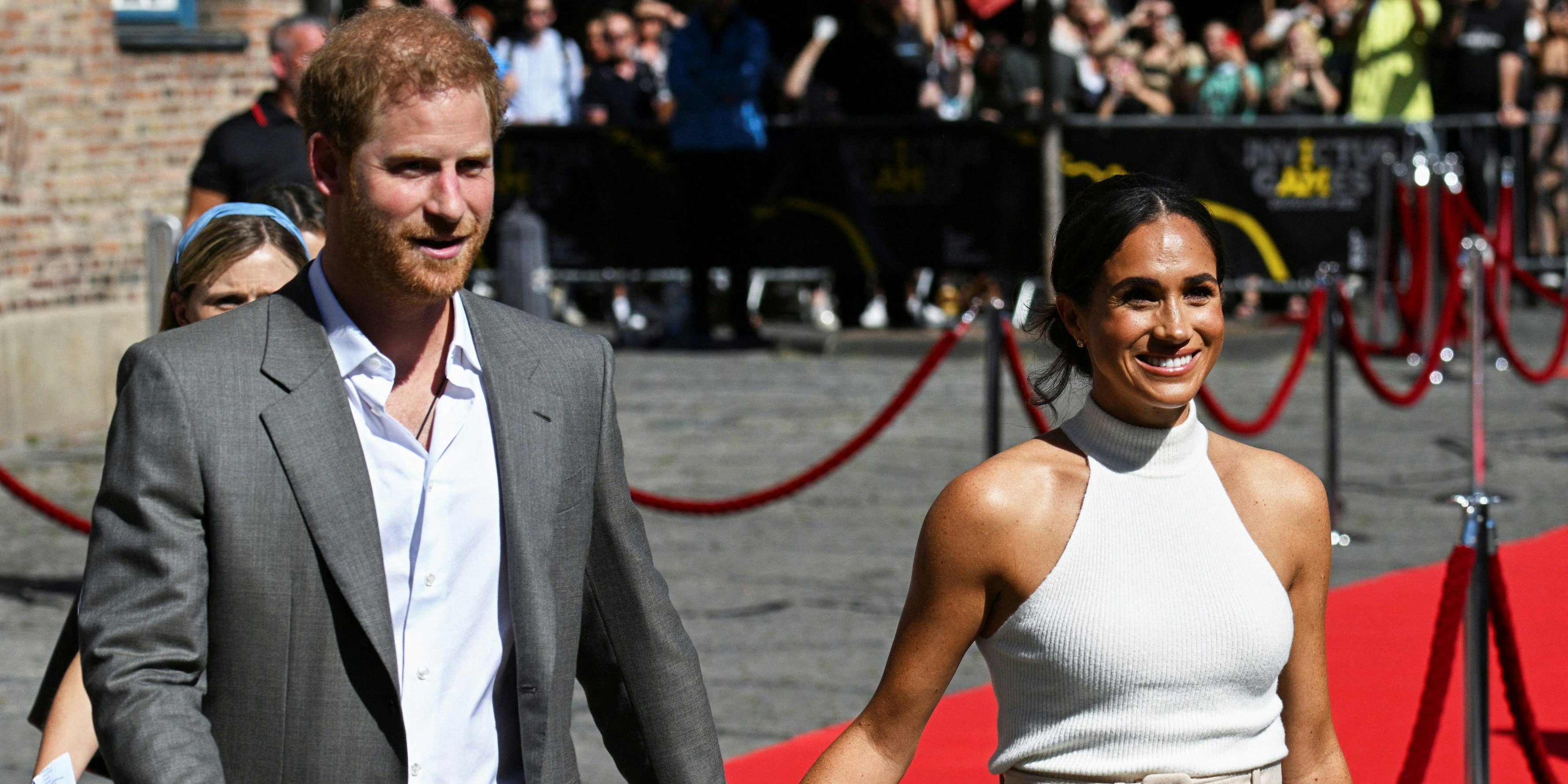 Prinz Harry und Herzogin Meghan waren die vergangenen Tage in Deutschland, dann ging es nach London. Nun ist das Ehepaar auf dem Weg nach Schottland zur Queen.