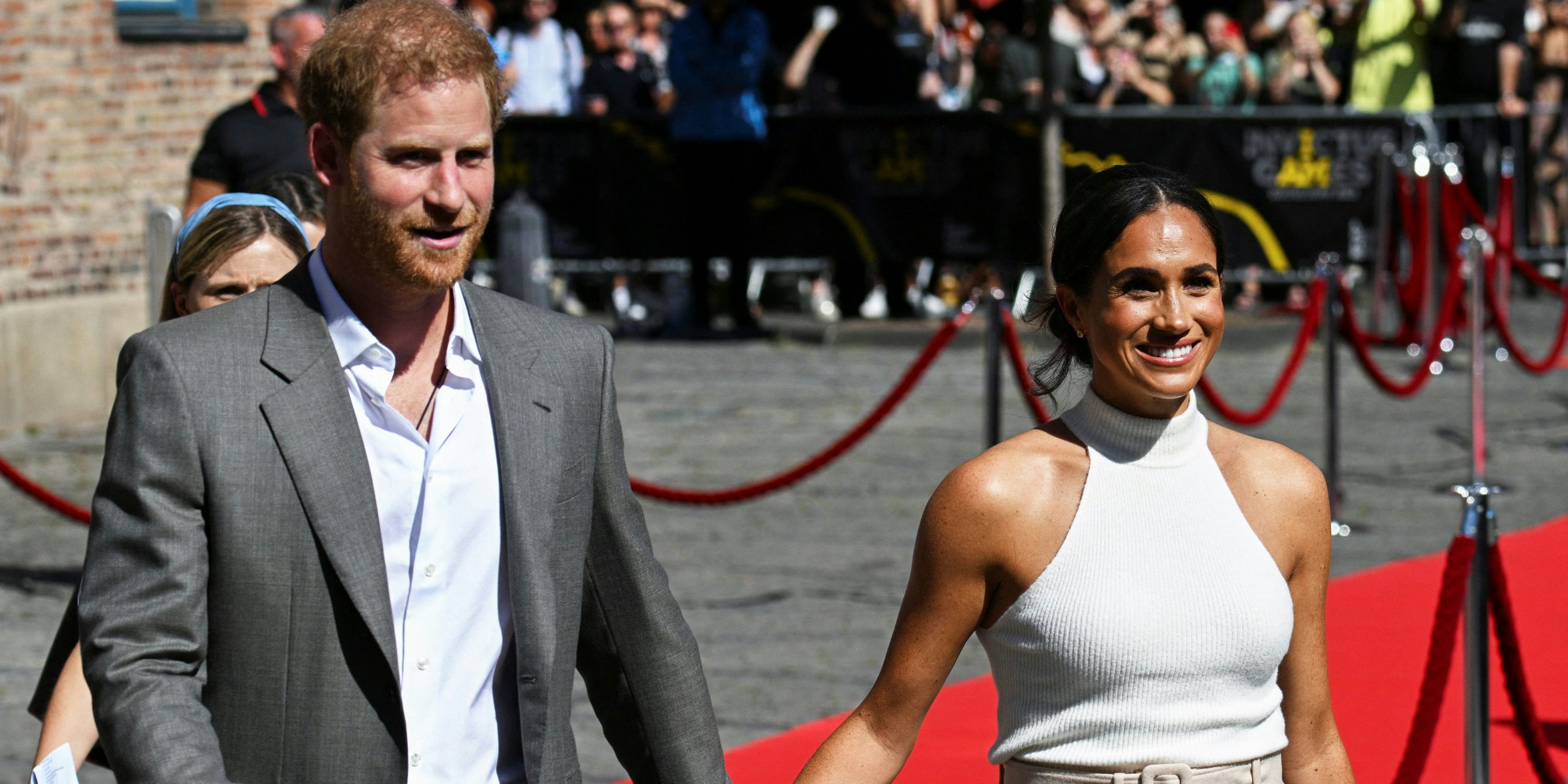 Prinz Harry und Herzogin Meghan waren die vergangenen Tage in Deutschland, dann ging es nach London. Nun ist das Ehepaar auf dem Weg nach Schottland zur Queen.