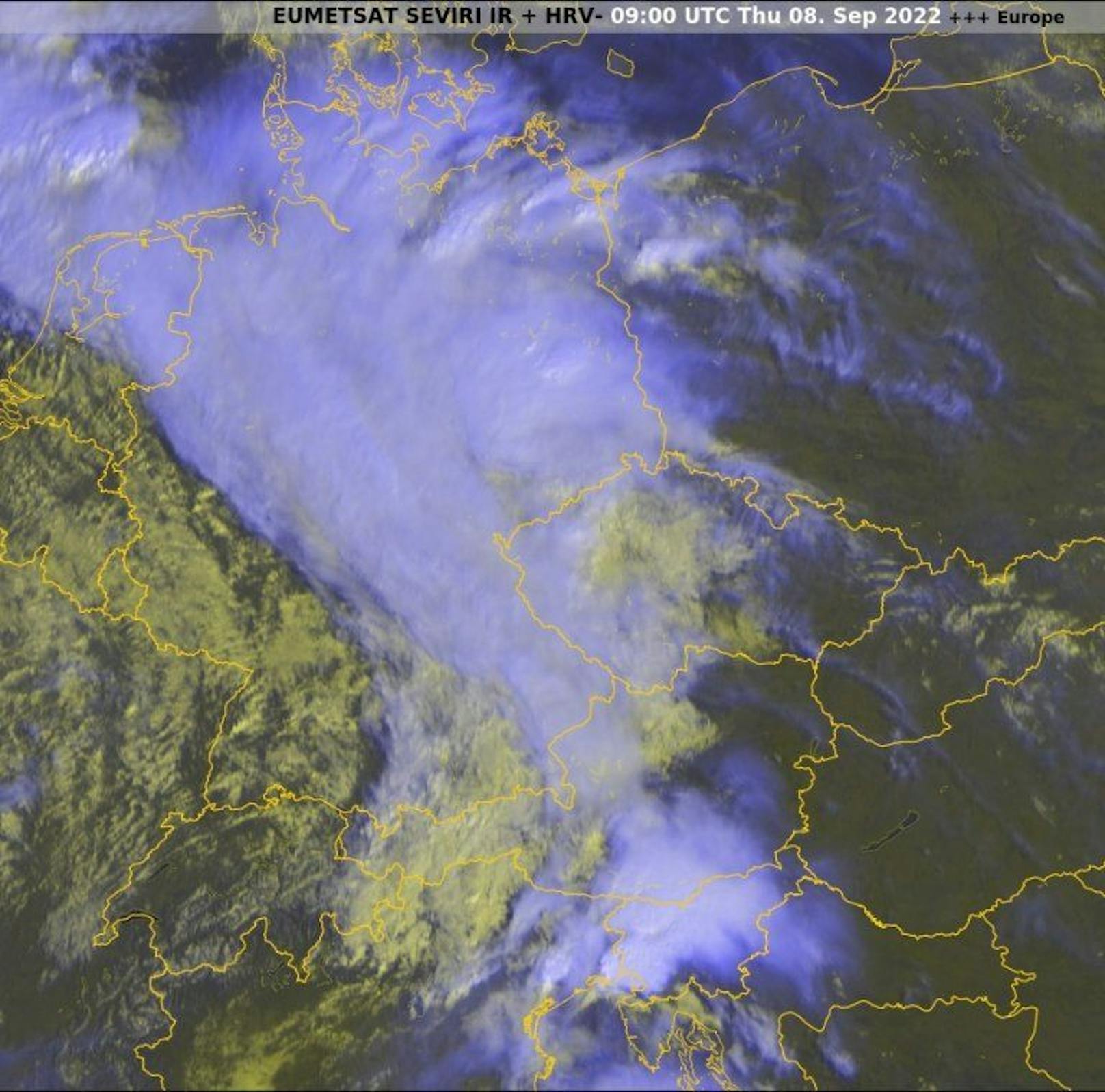 Satellitenbild um 9 Uhr mit der Kaltfront quer über Österreich.