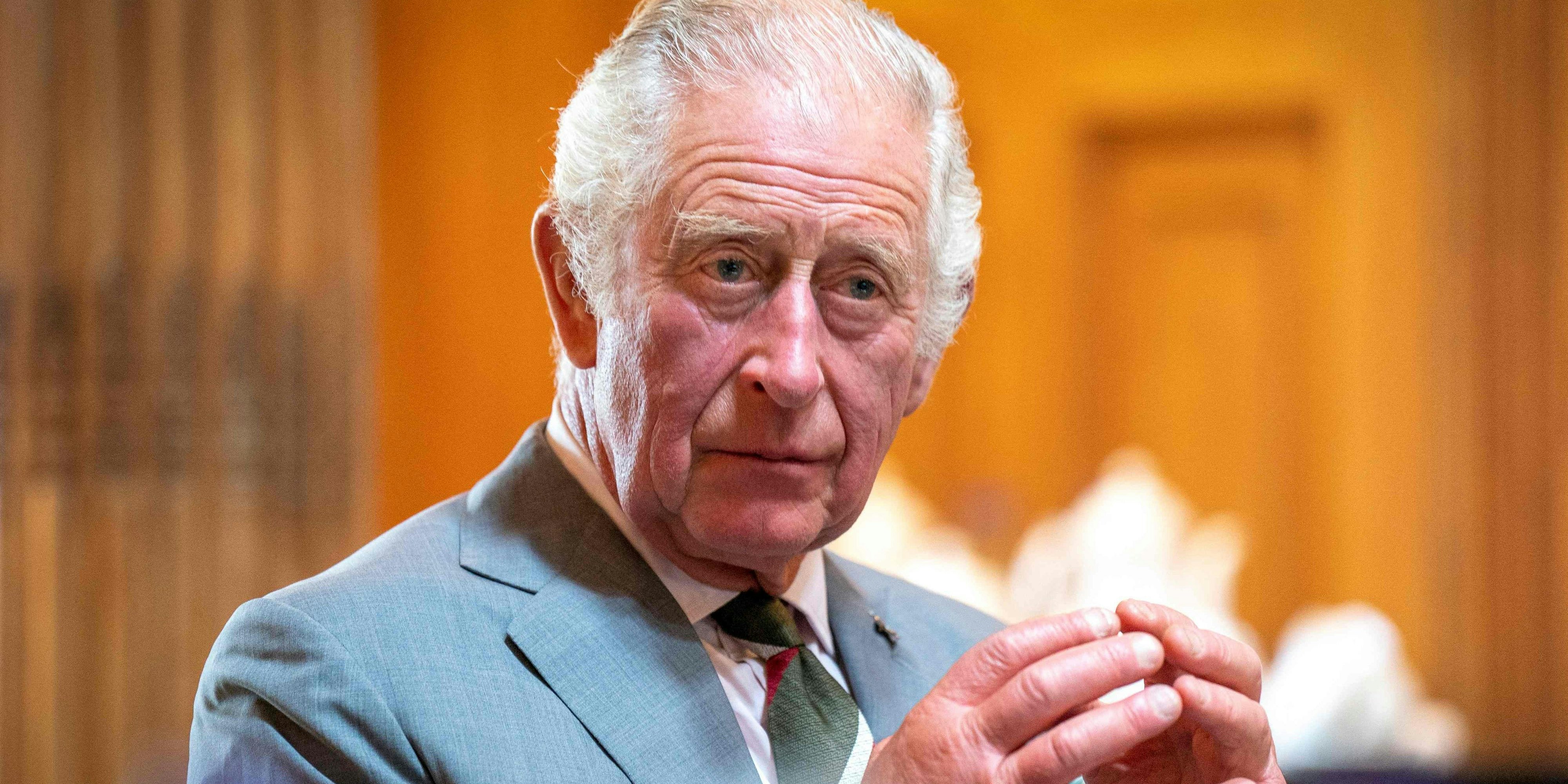 Prinz Charles, der älteste Sohn der Königin, würde im Falle ihres Ablebens König werden. 