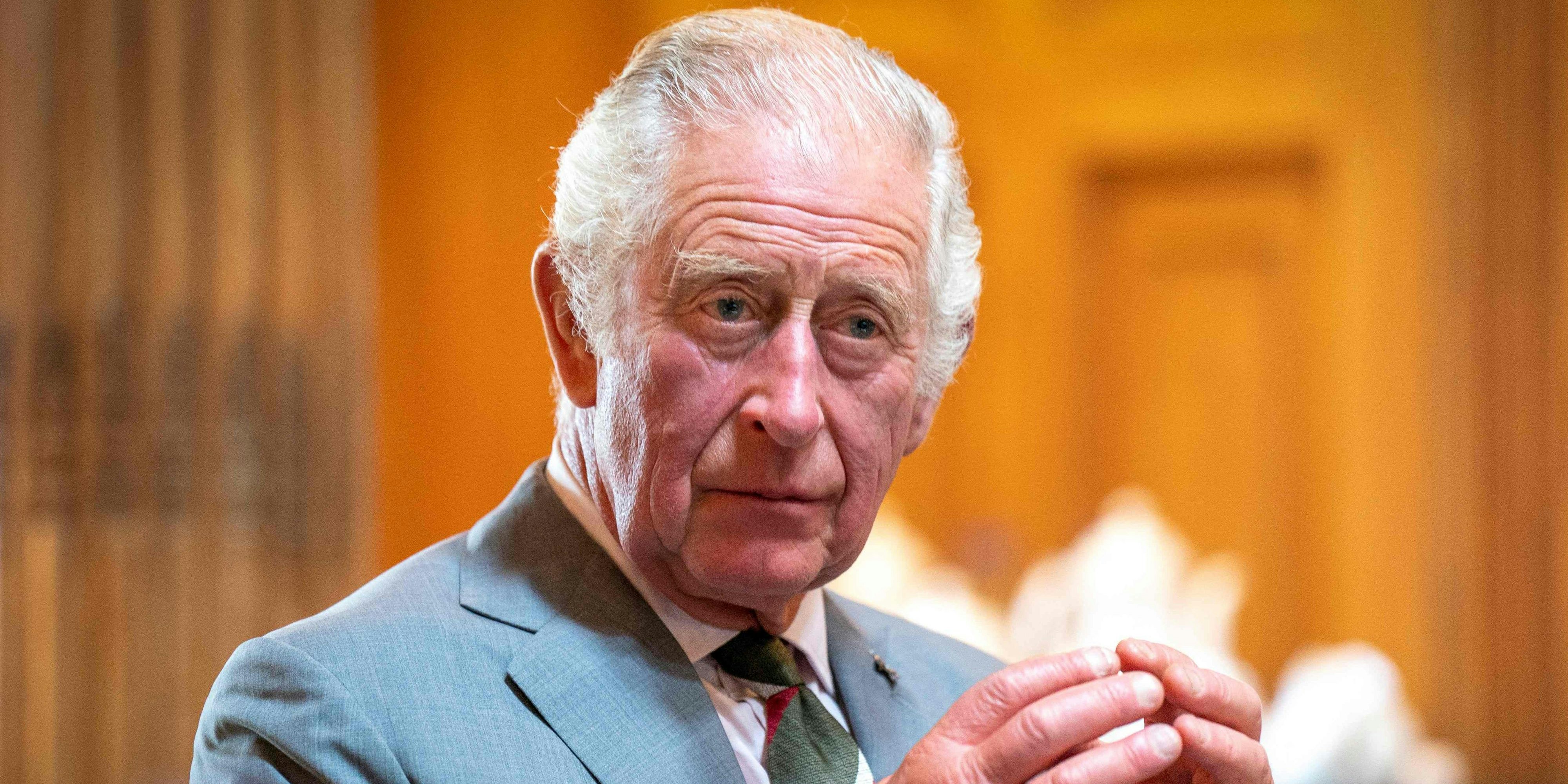 Prinz Charles, der älteste Sohn der Königin, würde im Falle ihres Ablebens König werden. 