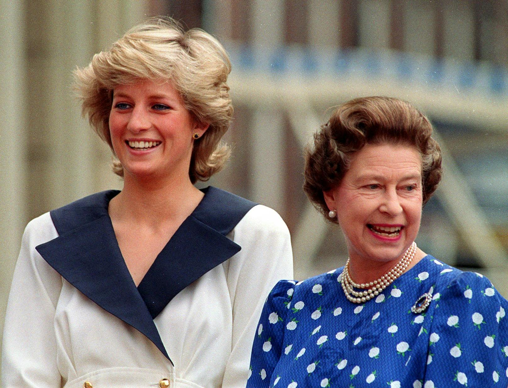 Queen Elizabeth mit Prinzessin Diana.