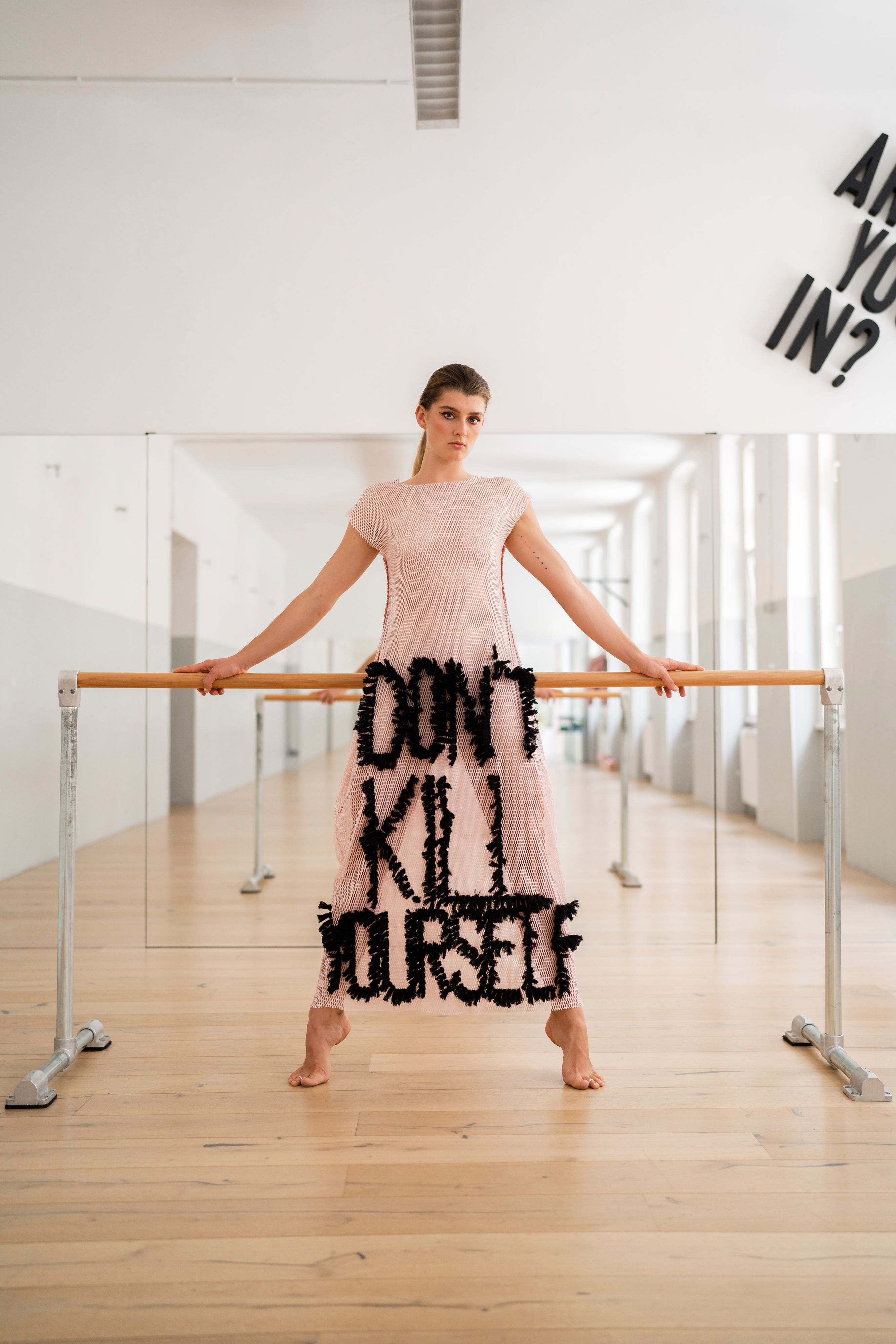 Mit diesem auffallenden Kleid will die Wiener Designerin Marlen Sabetzer-Till auf das Thema Suizid aufmerksam machen.