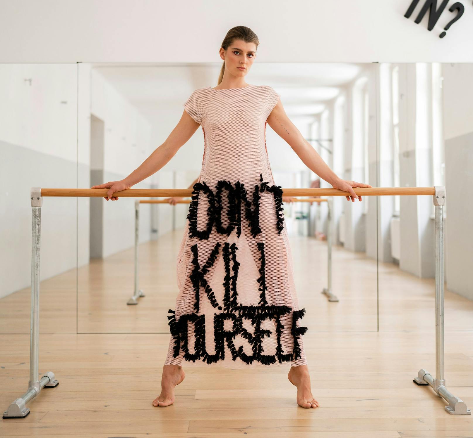 Mit diesem auffallenden Kleid will die Wiener Designerin Marlen Sabetzer-Till auf das Thema Suizid aufmerksam machen.