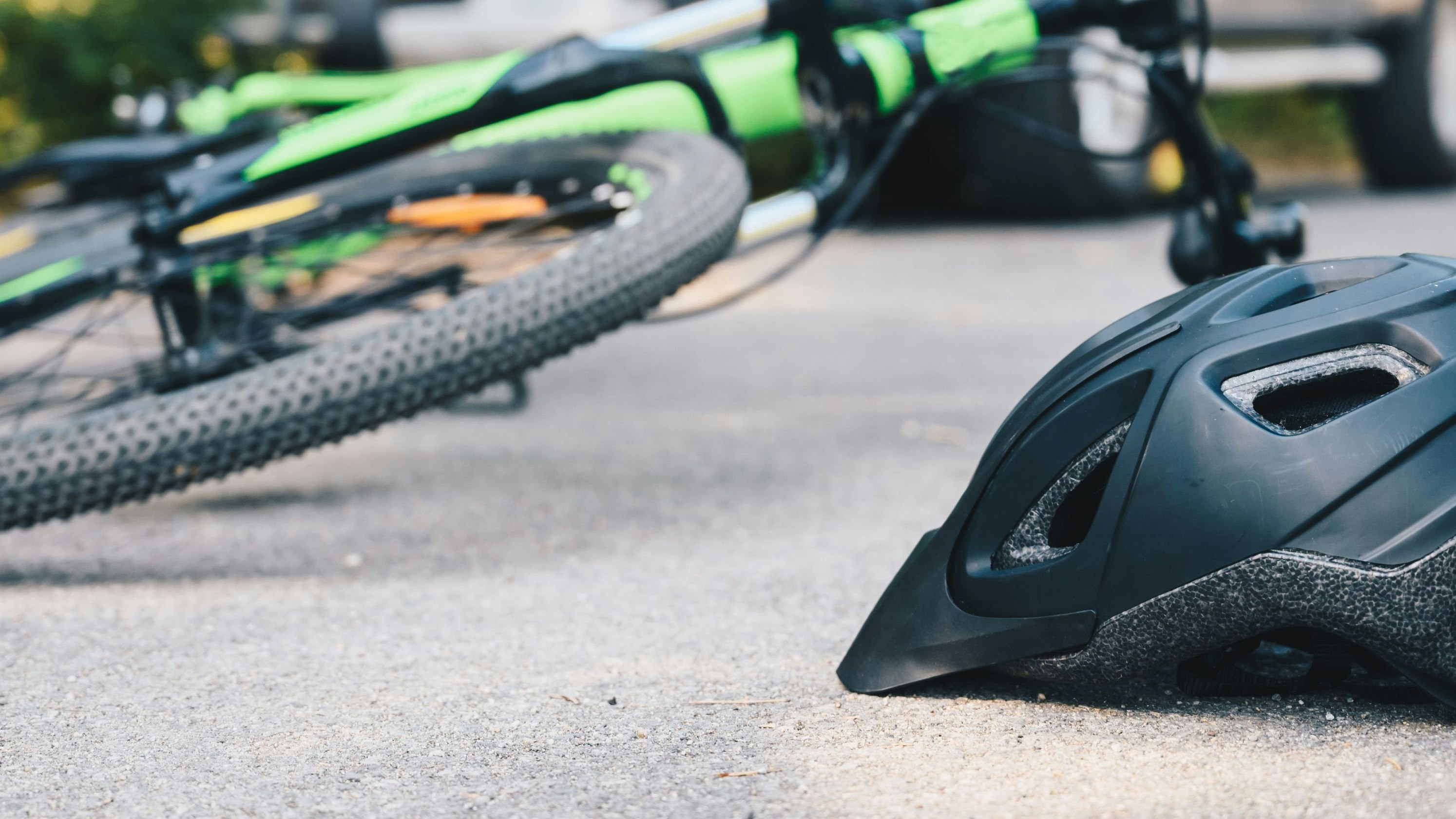 Heute.at - Schwere Kopfverletzungen: E-Biker kracht gegen Baum