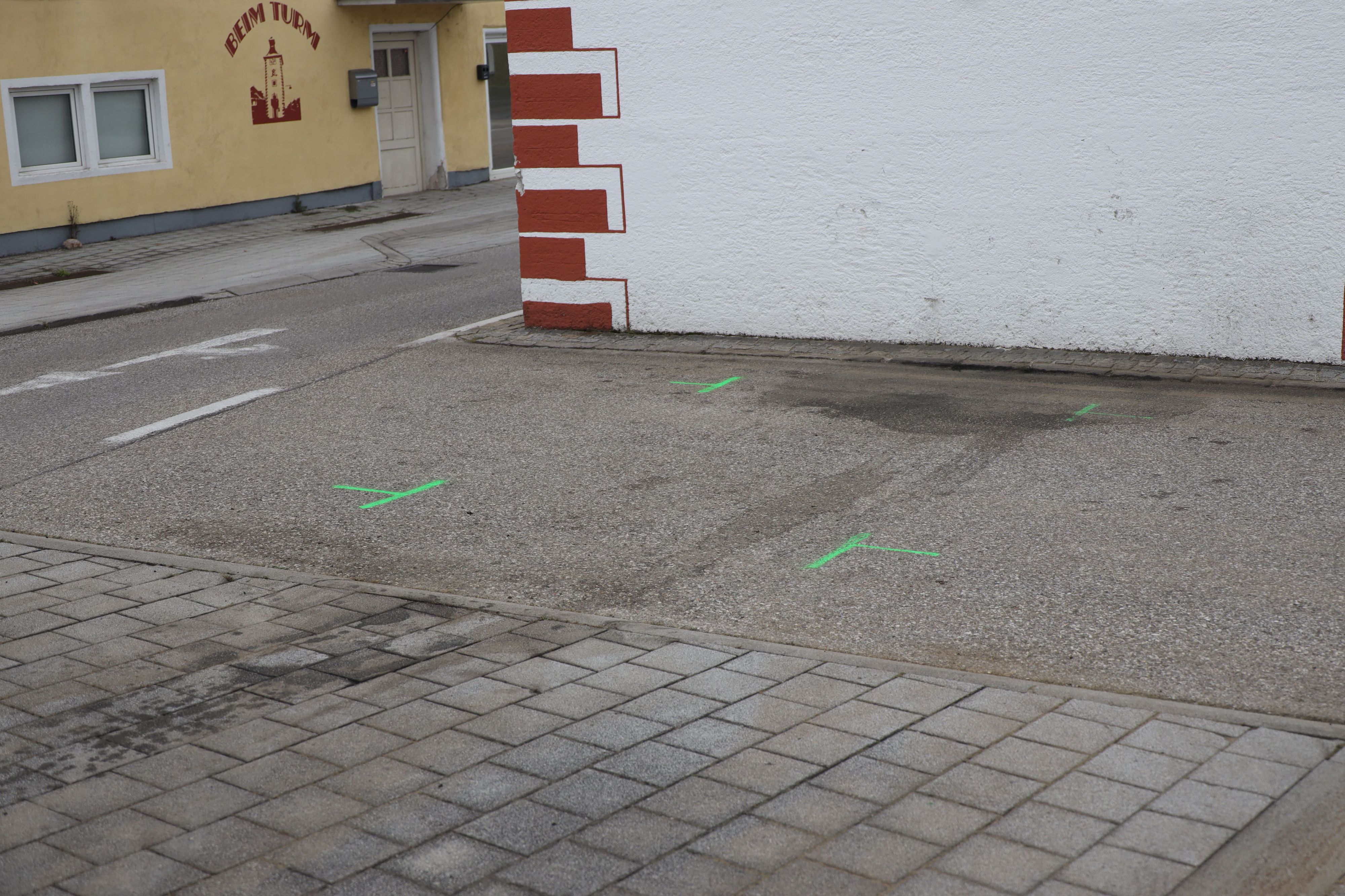Die Bodenmarkierung der Polizei zeigt die Stelle, an der das Auto in den Turm fuhr.