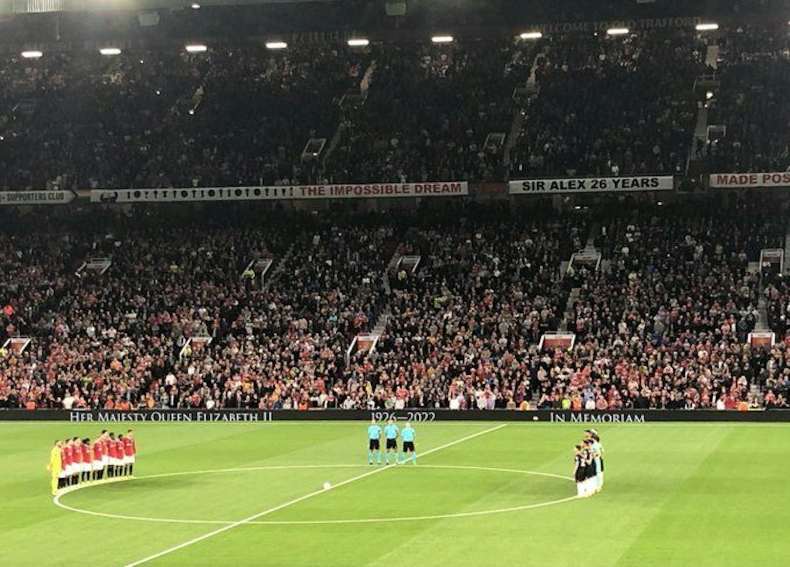 Die emotionale Trauerminute für Queen Elizabeth II. vor dem Spiel von Manchester United. 