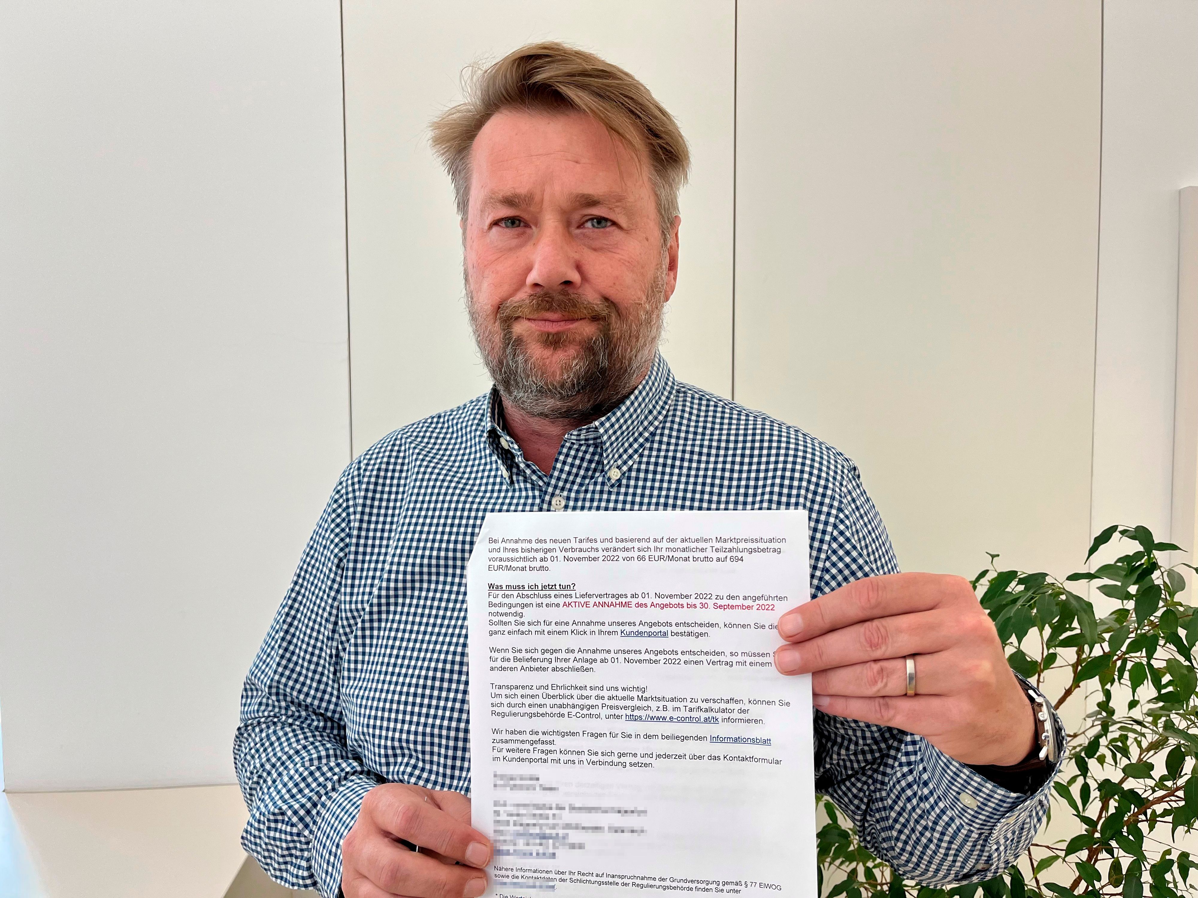 Der verärgerte Kunde mit dem Schreiben seines Energieanbieters