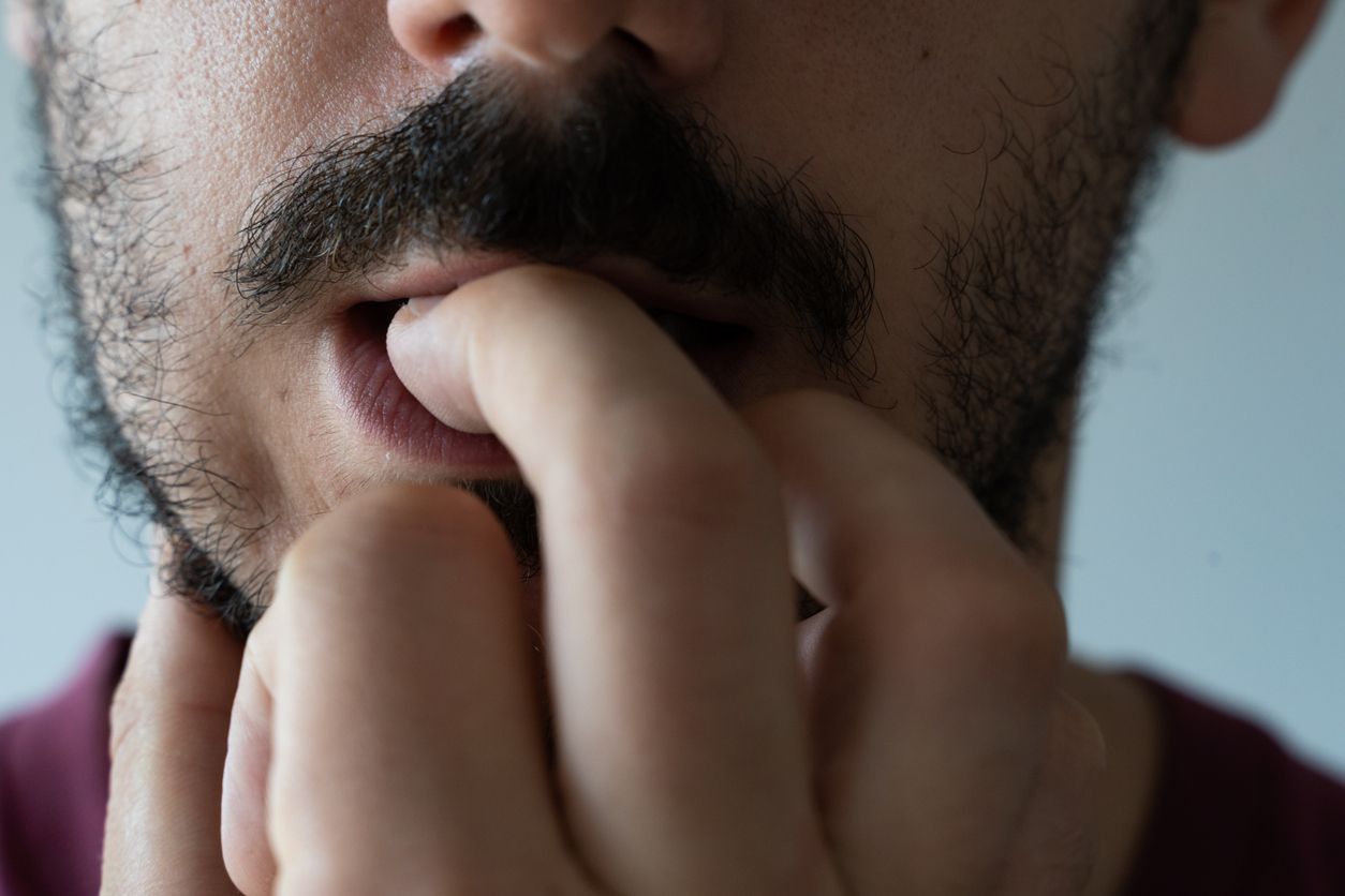 Dir stehen verschiedene Möglichkeiten frei, um die Hautfläche unter deinen Nägeln zu reinigen. Wähle eine, die deine Keime und Bakterien besonders gründlich entfernt.