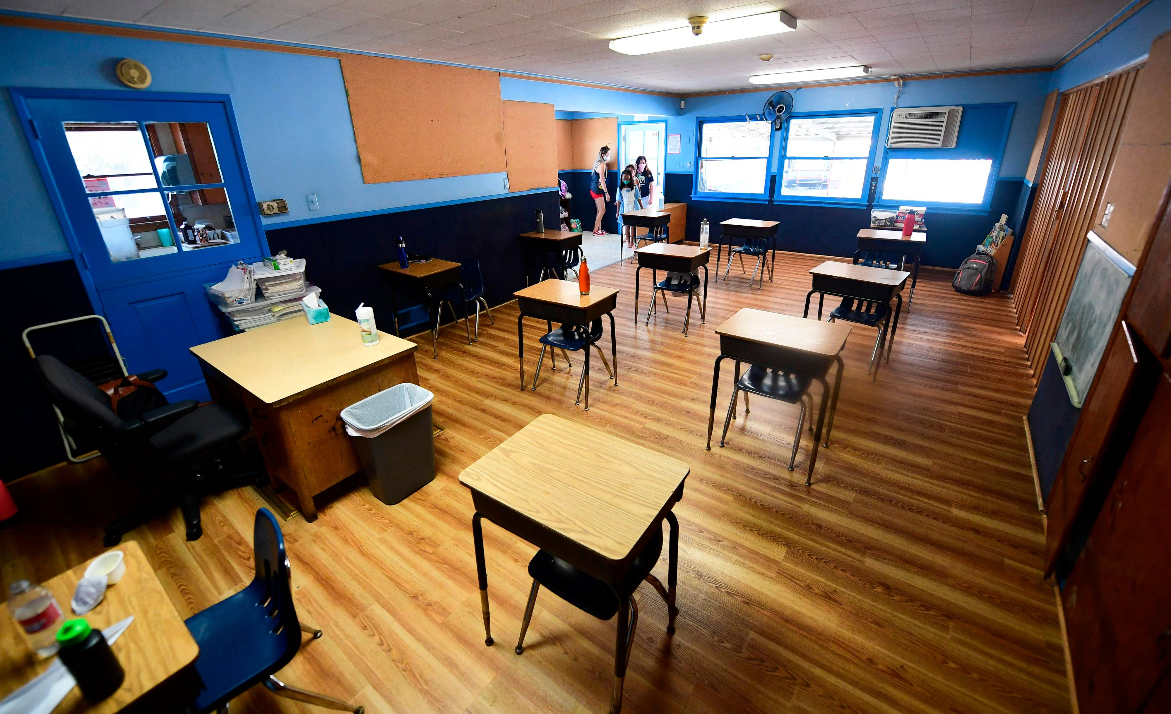 Download von www.picturedesk.com am 08.09.2022 (11:26).  (FILES) In this file photo taken on July 9, 2020 cildren in an elementary school class wearing masks enter the classroom with desks spaced apart as per coronavirus guidelines during summer school sessions in Monterey Park, California. - The top US health body has issued new guidelines on the reopening of schools, clearly weighting its recommendations in favor of having students return to their classrooms in fall. The updated advice from the Centers for Disease Control and Prevention (CDC) was posted on the night of July 24, 2020, and came a few weeks after President Donald Trump asked the agency to change course. (Photo by Frederic J. BROWN / AFP) - 20200709_PD12739 - Rechteinfo: Rights Managed (RM) Nur für redaktionelle Nutzung! Werbliche Nutzung erfordert Freigabe: bitte schicken Sie uns eine Anfrage.