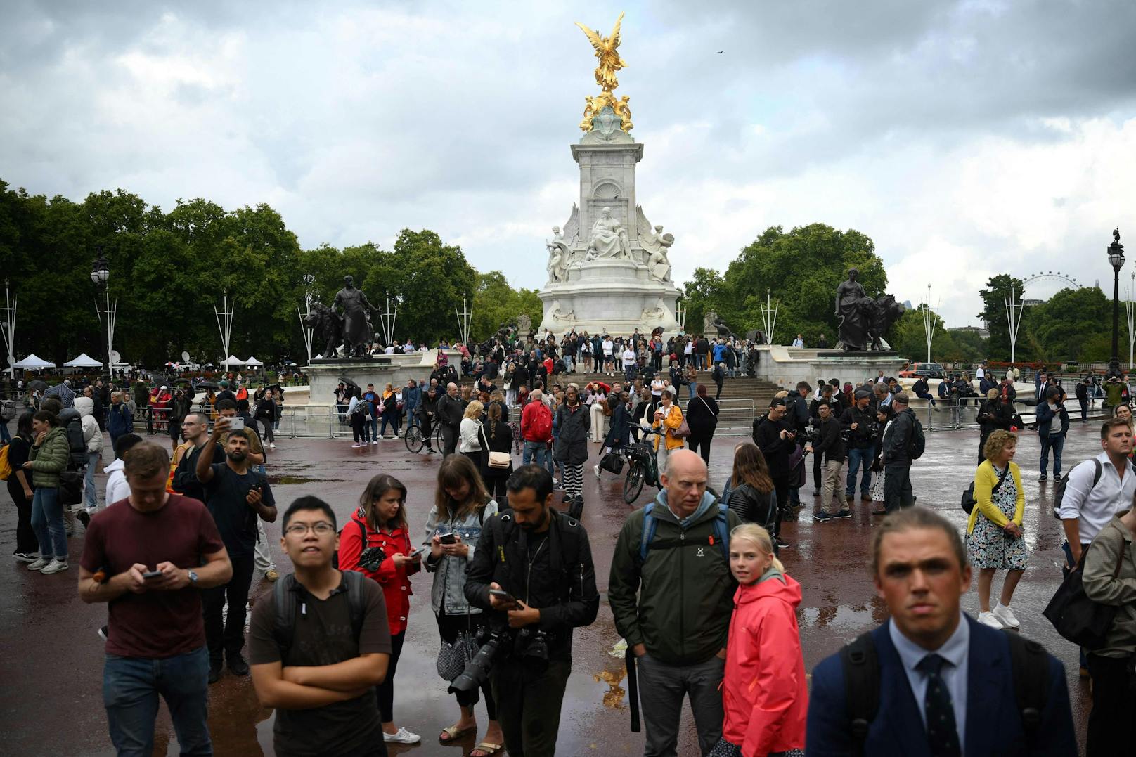 Immer mehr Menschen versammelten sich am nachmittag vor dem Buckingham Palace in London.