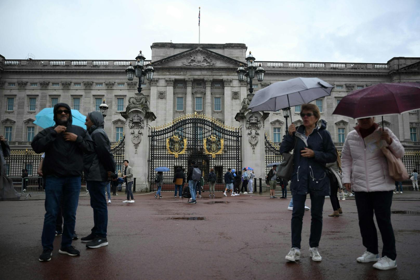 Schon am Nachmittag war das britische Volk in Sorge und versammelte sich vor dem Buckingham Palace.