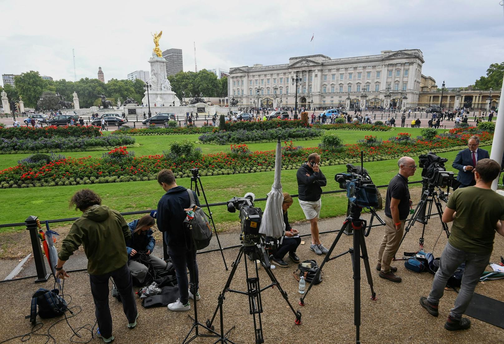 Nachdem Ärzte ihre Sorge um die britische Monarchin ausgesprochen haben, versammelten sich Medien beim Buckingham Palace.