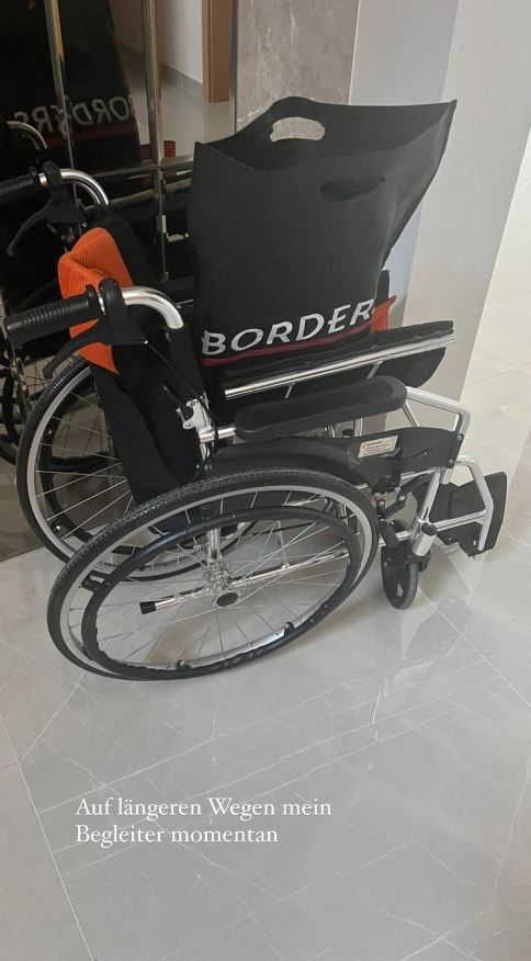 Anna-Maria Ferchichi braucht einen Rollstuhl.