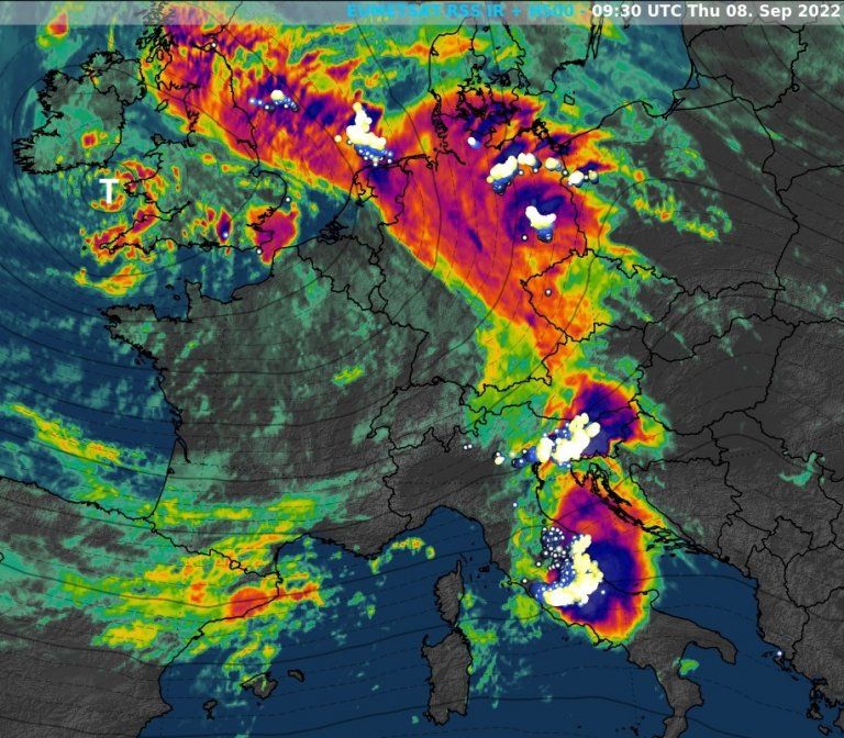 IR-Satbild und Blitze um 9:30 Uhr.