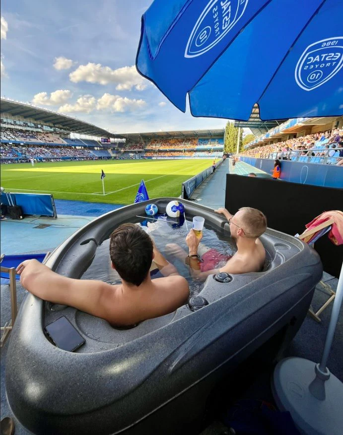 Der französische Erstligist überraschte zwei Fans mit Tickets für den Whirlpool im Stadion. 