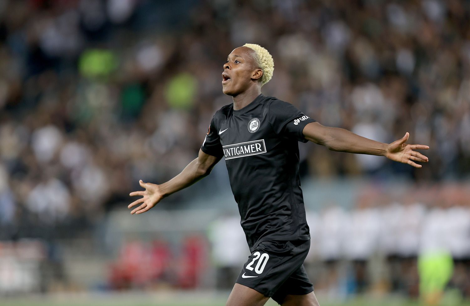 Emanuel Emegha feiert seinen Siegtreffer. 