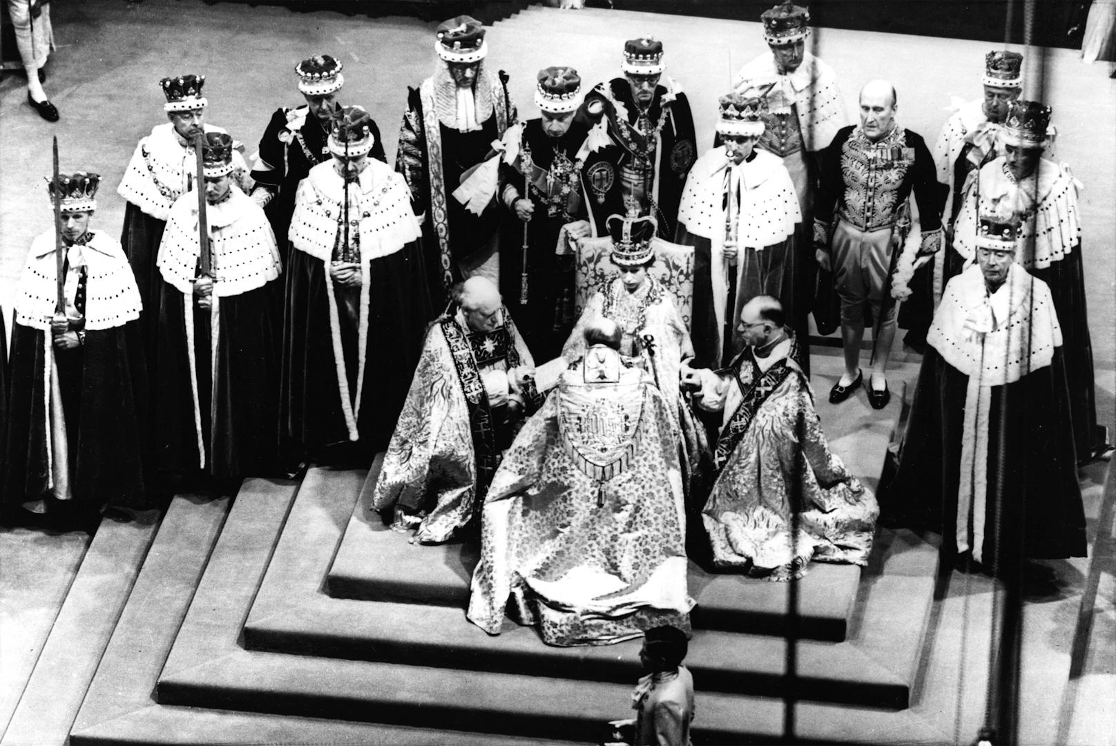 Am 2. Juni 1953 wurde sie in der Londoner Westminster Abbey zur Königin gekrönt.