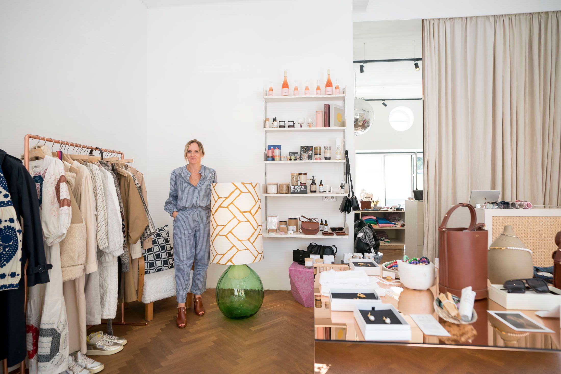 Karin&nbsp;Schwarzmaier in ihrem Geschäft 