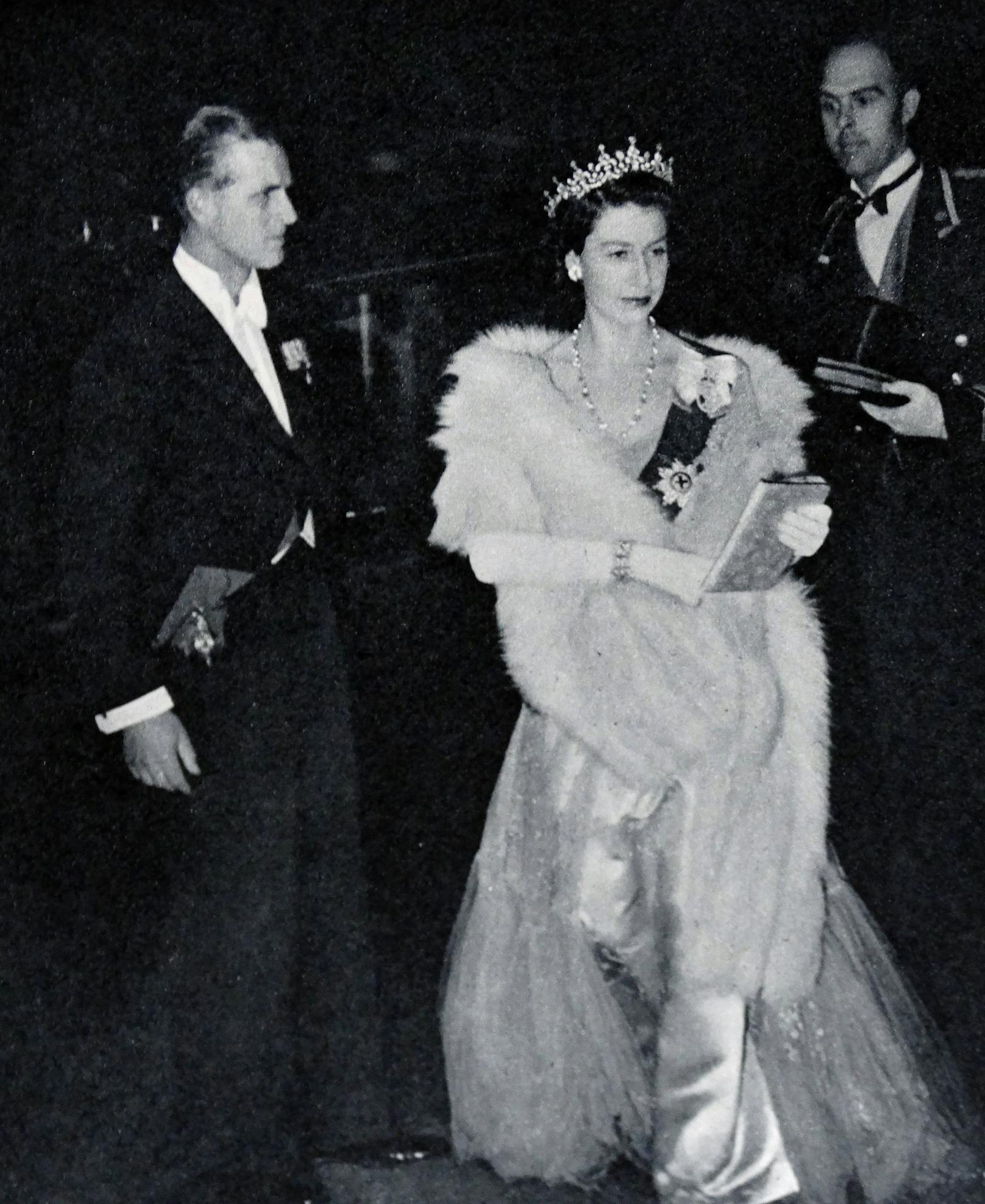 Princess Elizabeth bevor sie Königin wurde. Mit Pelzstola, opulentem Kleid und Tiara.