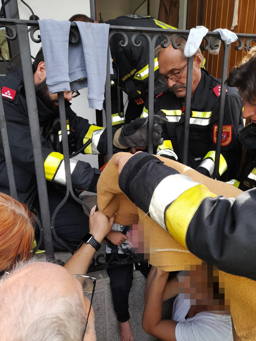 Der kleine Bub hielt sich tapfer, er wurde von der Feuerwehr befreit.