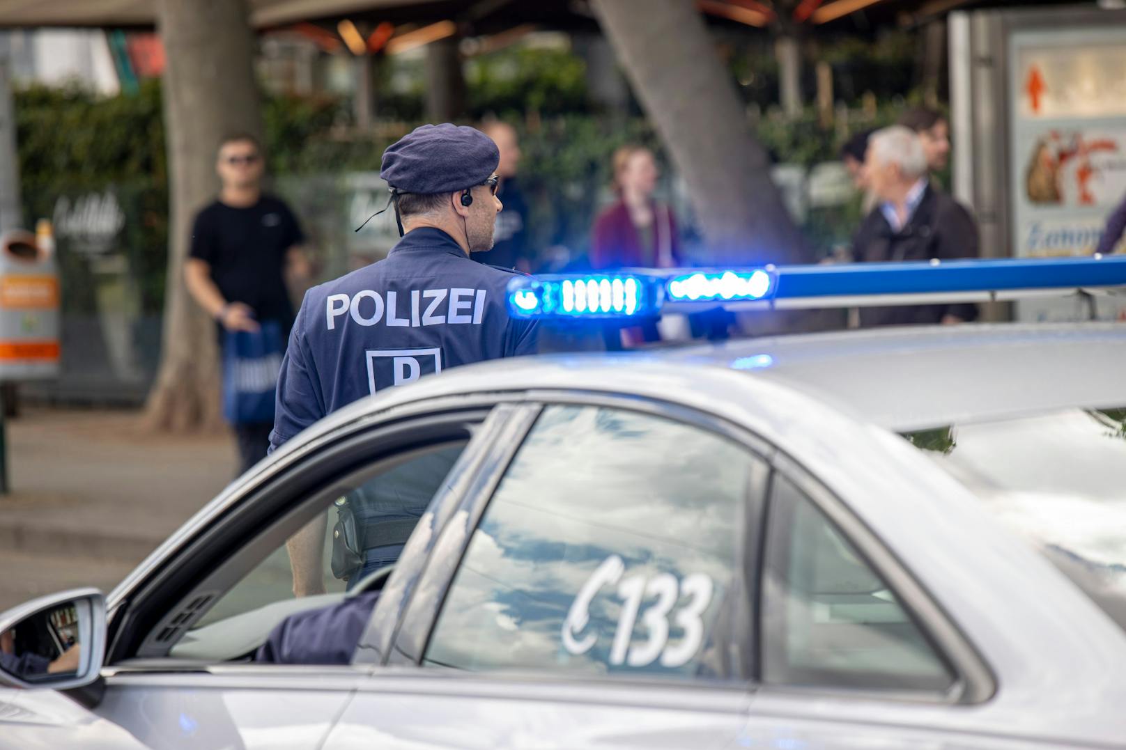 Die Polizei konnte die mutmaßlichen Einbrecher festnehmen. Symbolbild eines Polizeieinsatzes in Wien