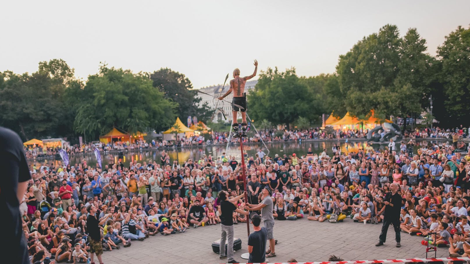 Nach zwei Jahren Corona-Pause versammeln sich internationale Straßenkünstler für das Gratis-Festival "Buskers" am Wiener Karlsplatz.