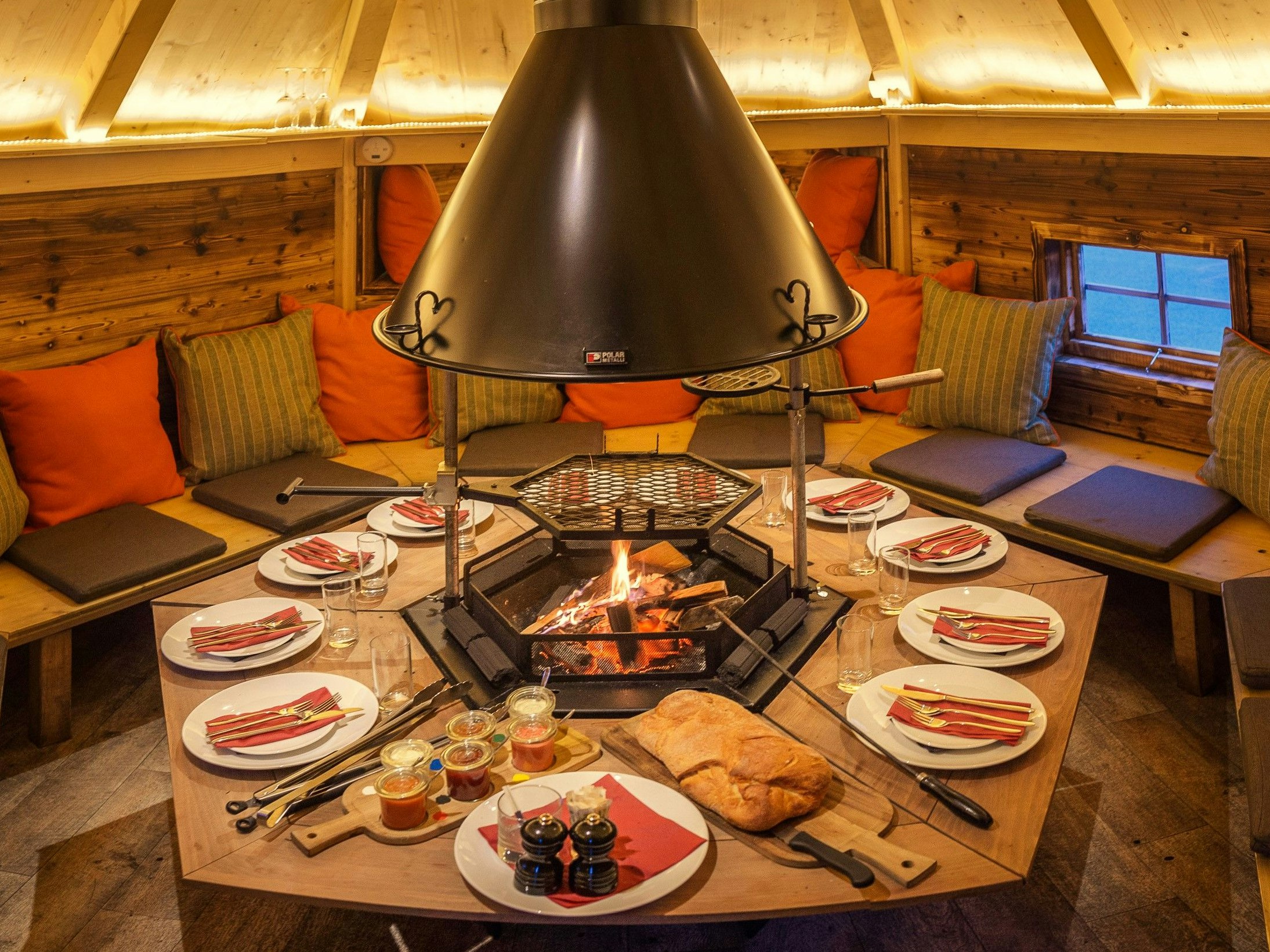 In einer Grillhütte haben zwölf Gäste Platz, auf Wunsch können drei Hütten für bis zu 36 Personen miteinander verbunden werden.