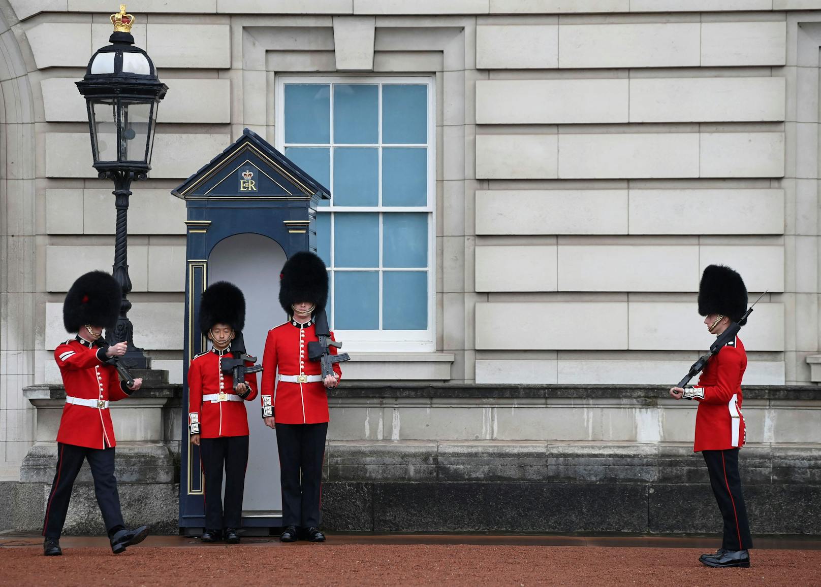 Wachen stehen auf Anordnung vor dem Buckingham Palace. Immer mehr Menschen versammelten sich vor Ort.