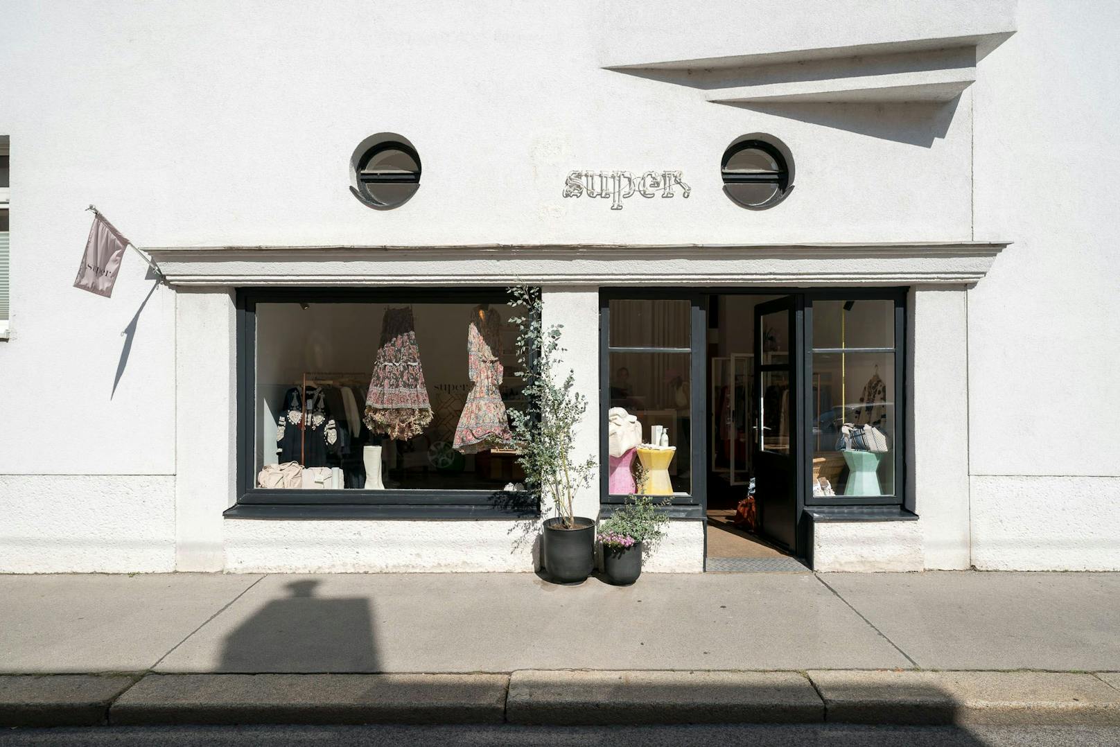Zwei Wienerinnen gründen ihr eigenes Label "Studio Super" und verkaufen in ihrem eigenen Laden in Hietzing.