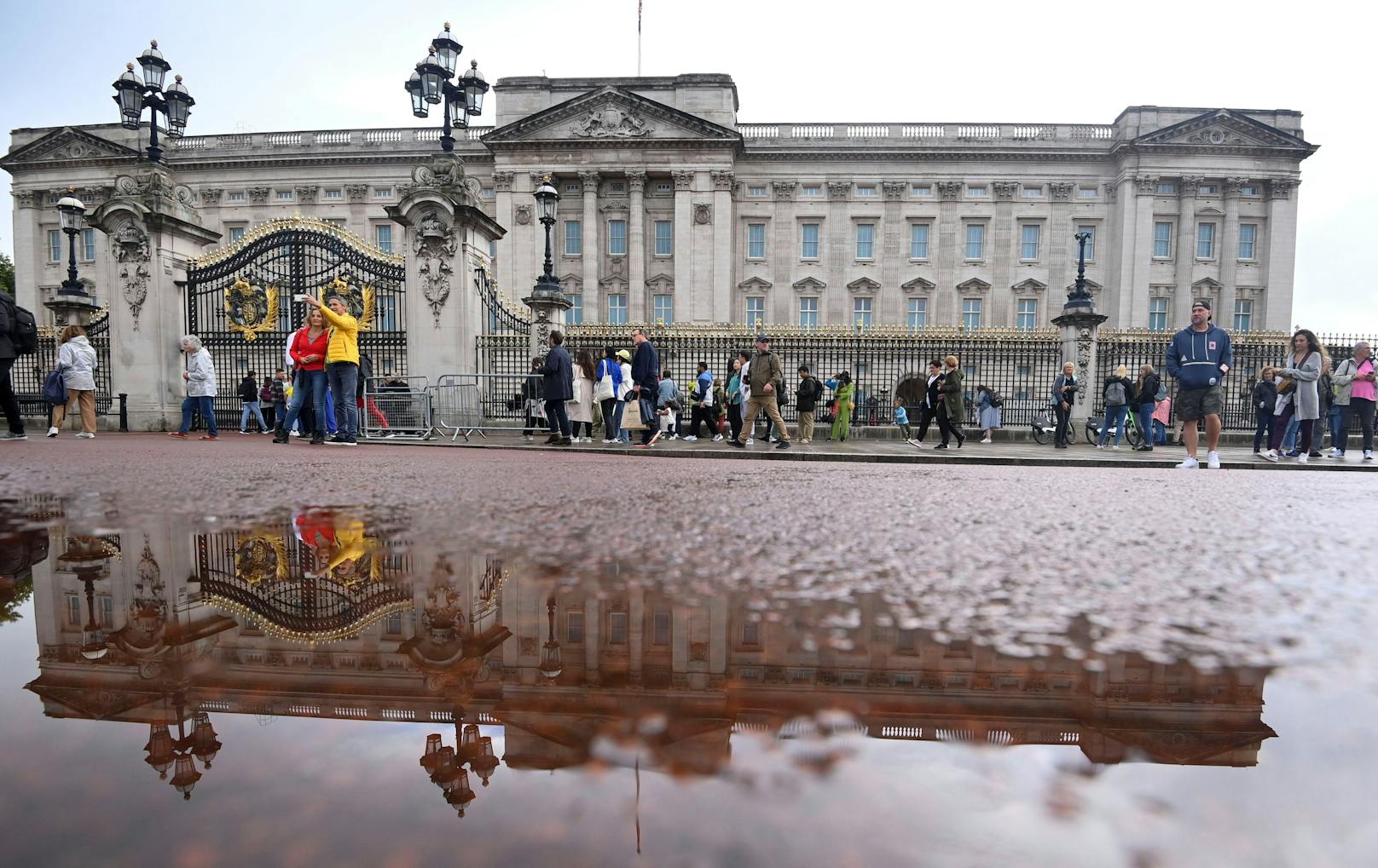 Auch beim Buckingham Palace versammelte sich das britische Volk.