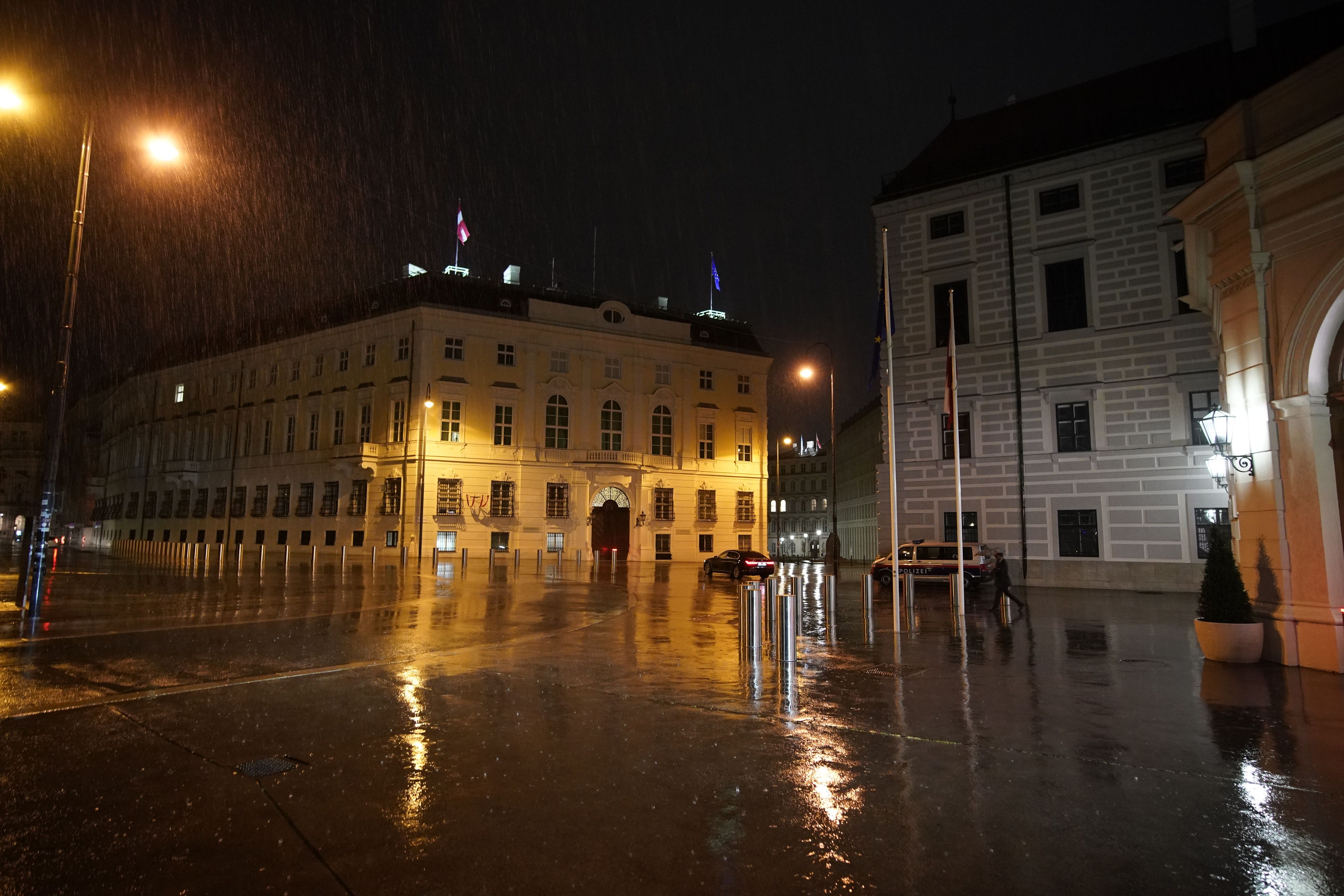 Die Fahnen am Ballhausplatz werden auf Halbmast gesetzt.