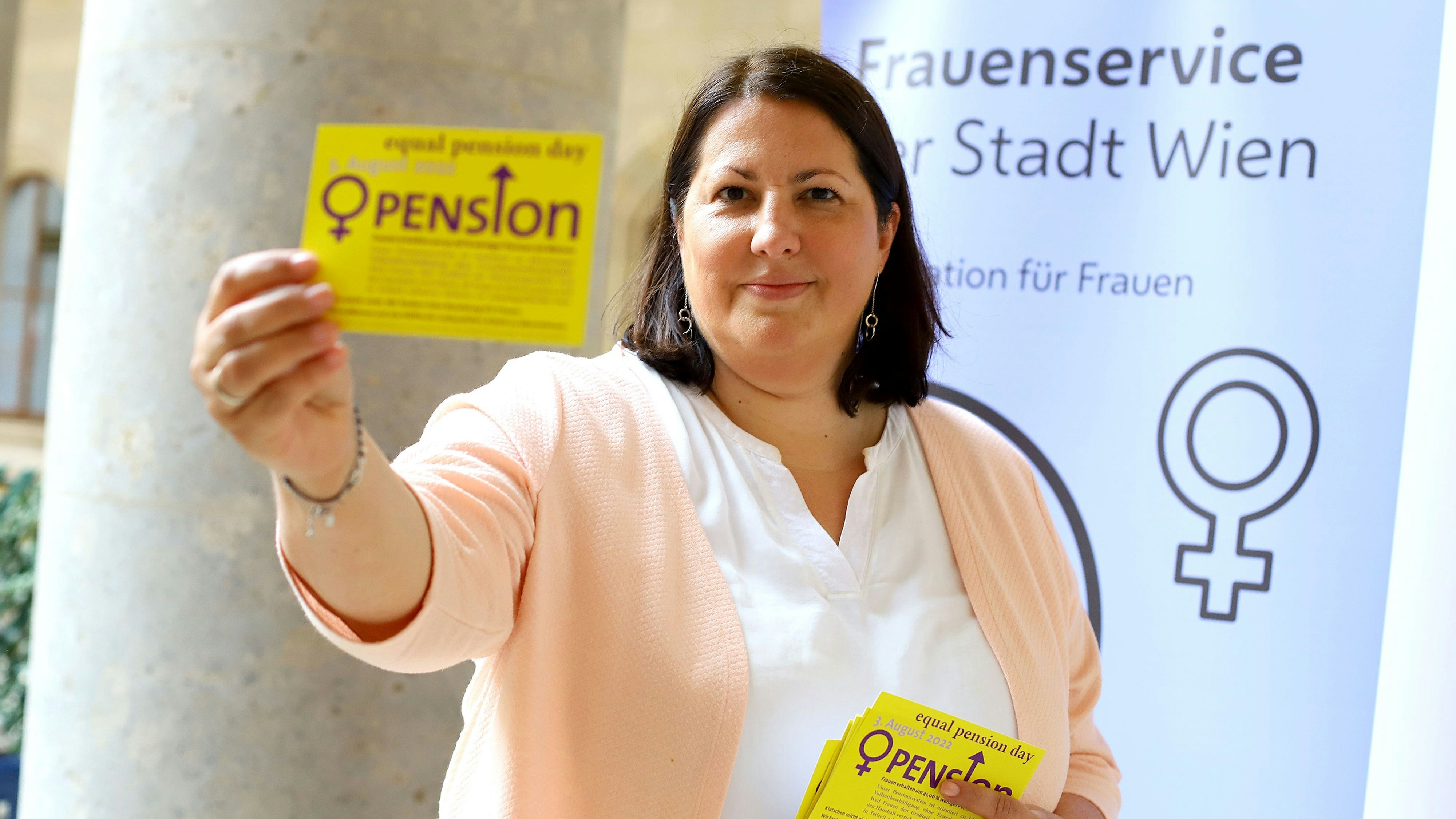 Fototermin "Equal Pension Day" mit VBgm.in Kathrin Gaál und Dr.in Marion Gebhart.