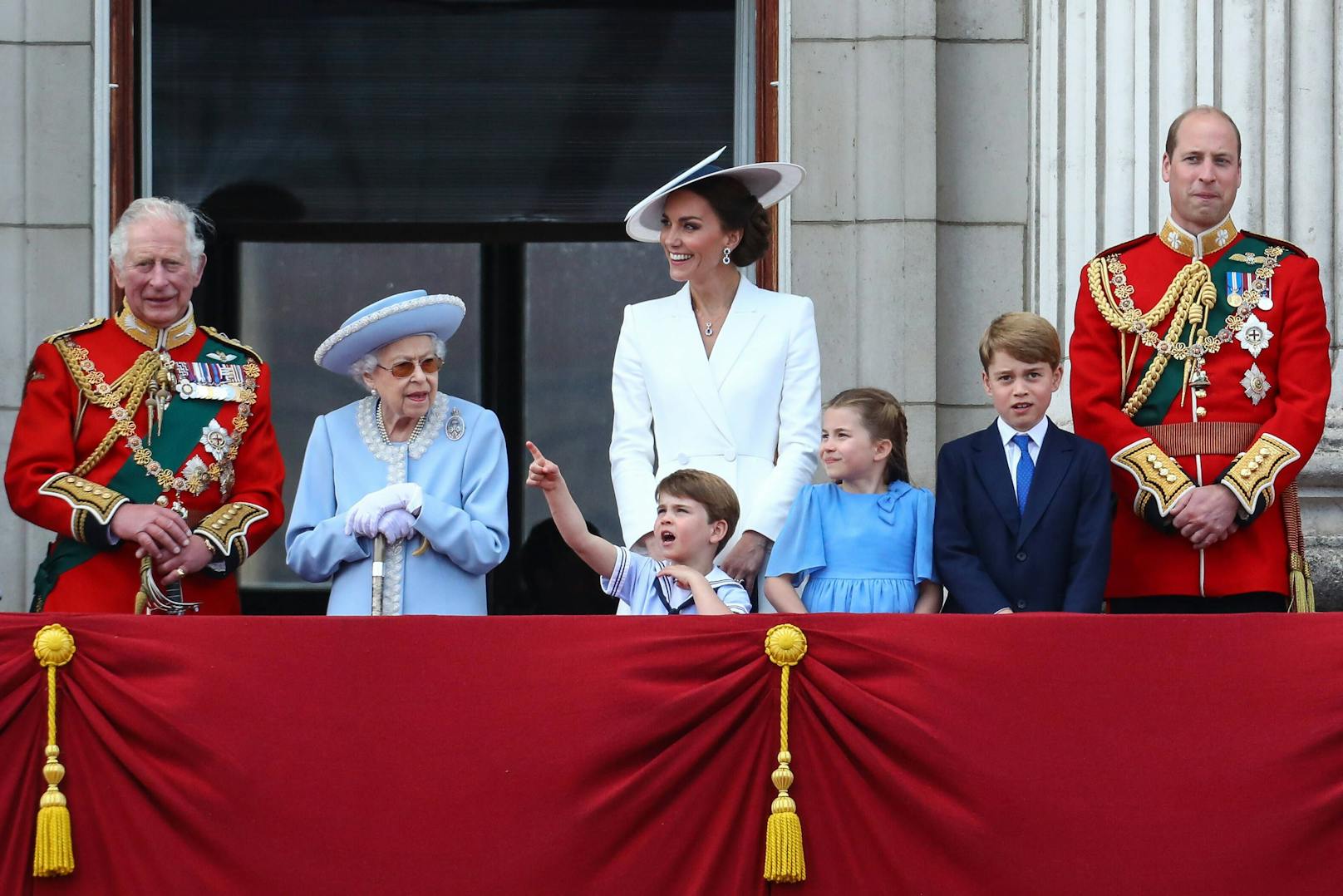 Queen Elizabeth bei ihrem Platinenen Thronjubiläum 2022. Mit einem ihrer vielen farblich passenden Hüte und Zweiteiler.