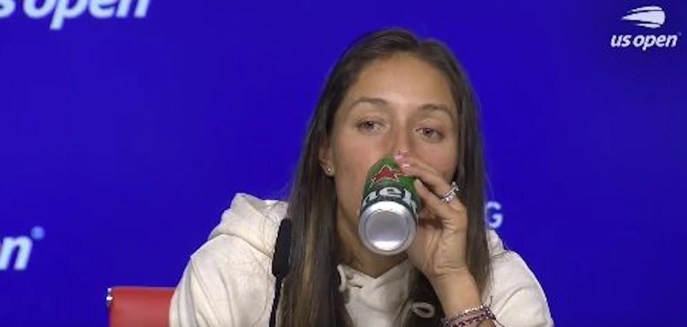 Jessica Pegula hebt ein Heineken.