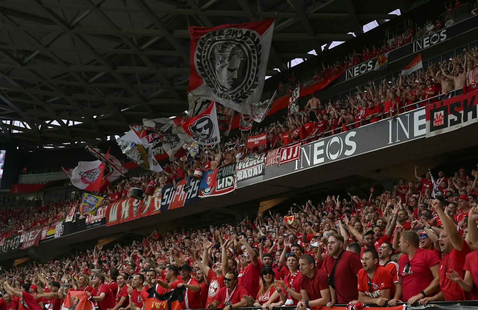 Die Fans des 1. FC Köln stellten sich gegen die Hooligans und schwere Ausschreitungen. 