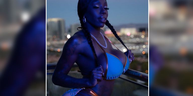 Ebony Mystique startet in der Porno-Branche durch.