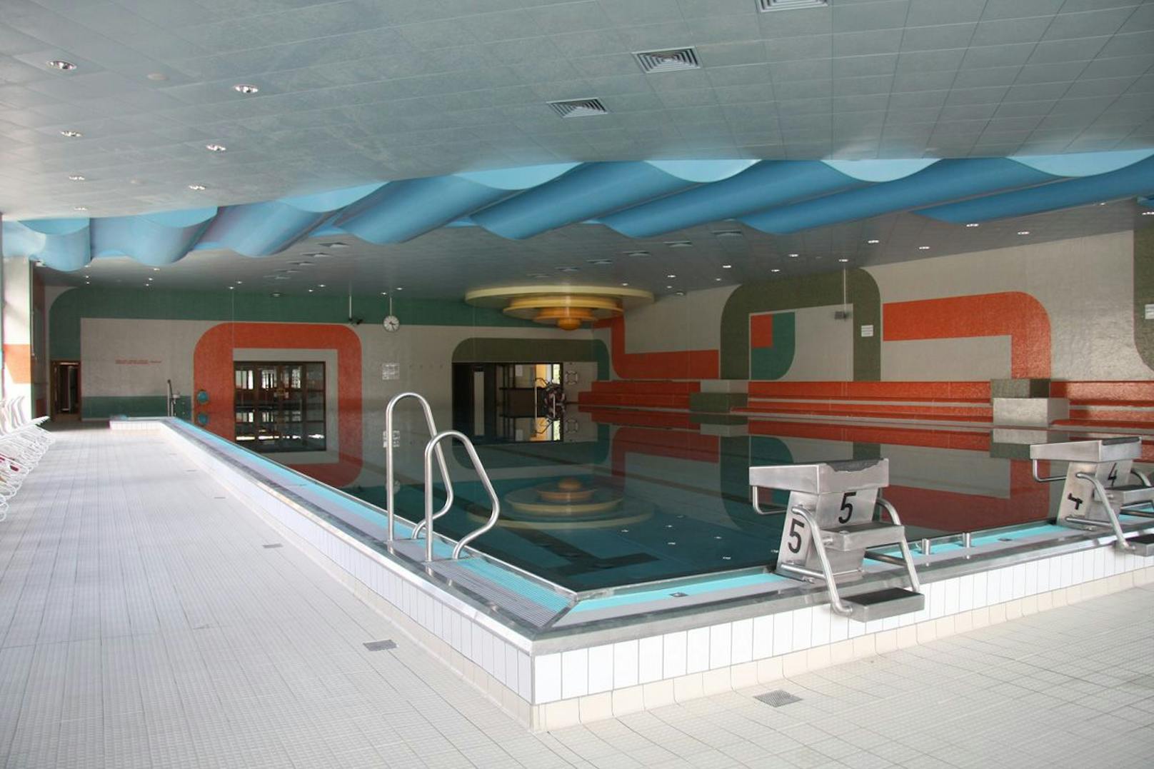 Das Hallenbad wird öffnen, um Kindern Schwimmkurse zu ermöglichen. Der Saunabereich bleibt geschlossen.