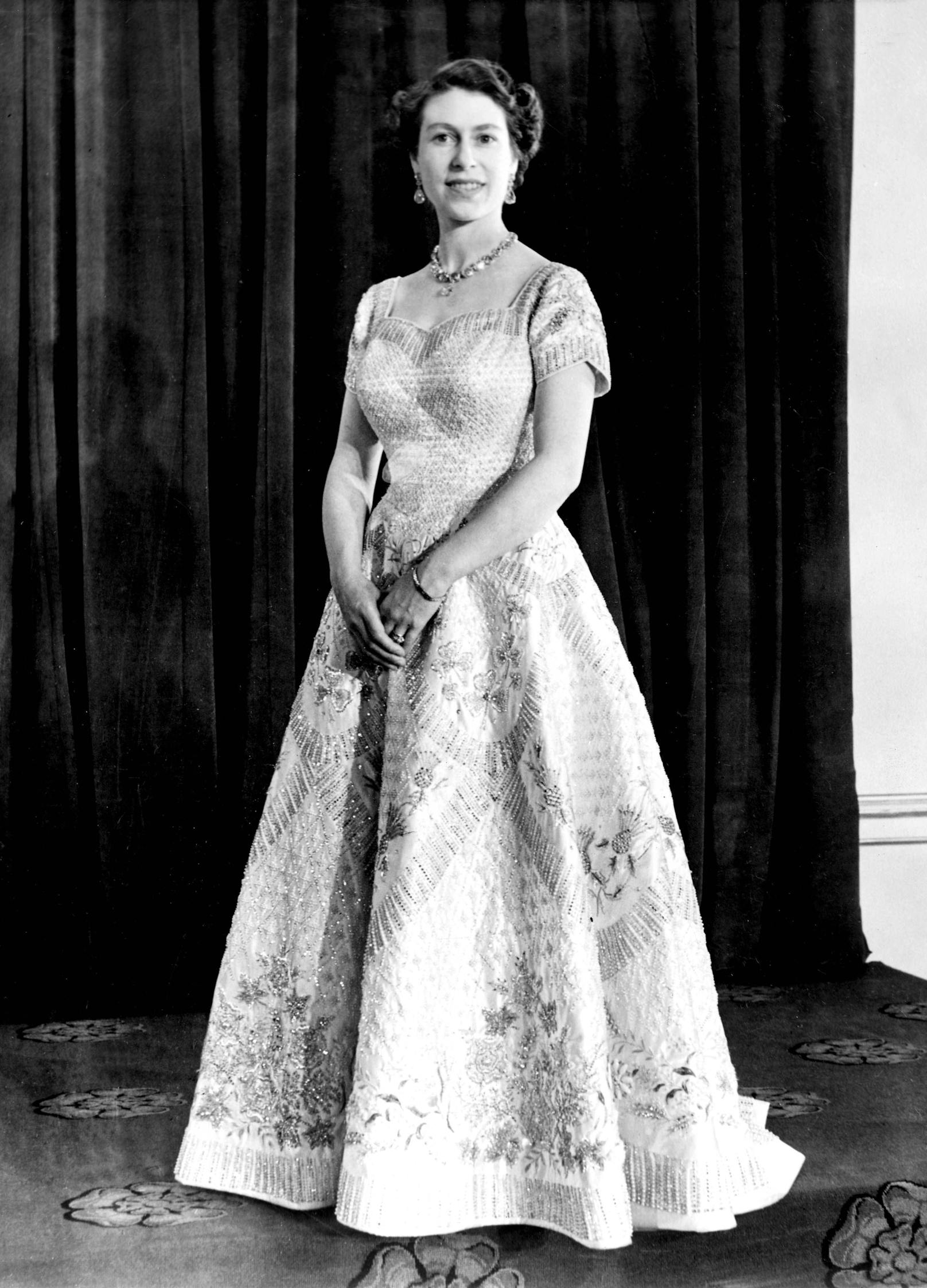 Die Queen in einem aufwändig bestickten Kleid im Jahr 1953. Sie war damals 25 Jahre alt.