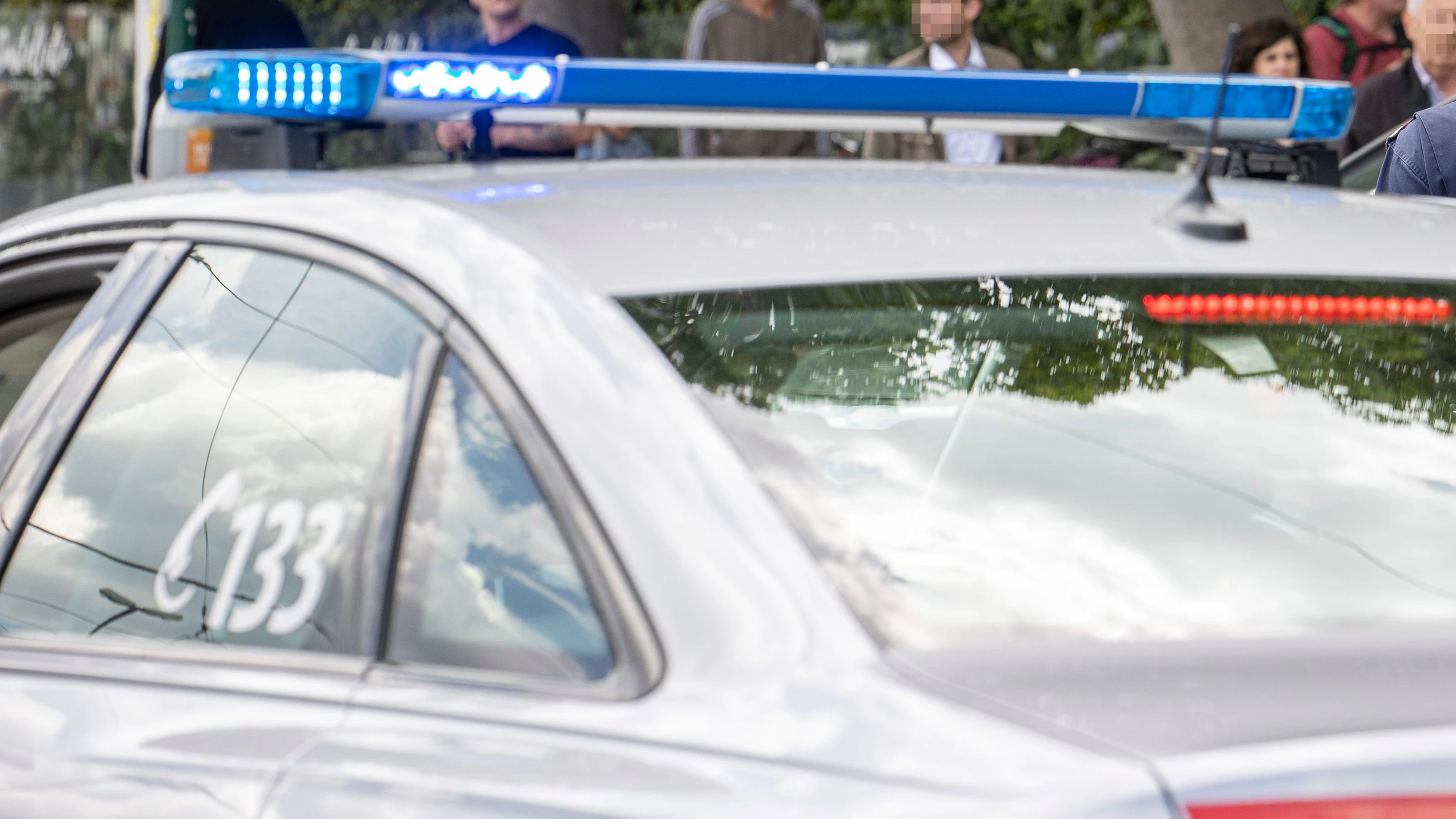 Download von www.picturedesk.com am 09.09.2022 (10:20).  Während einer Demonstration befindet sich die Wiener Polizei im Einsatz. Im Bild: Polizisten und Polizeifahrzeuge im Einsatz. Wien, Österreich. 28.05.2022 // Vienna police forces are in service during a demonstration. Picture: Police forces and vehicles. Vienna, Austria. May 28th, 2022 - 20220528_PD24593 - Rechteinfo: Rights Managed (RM)