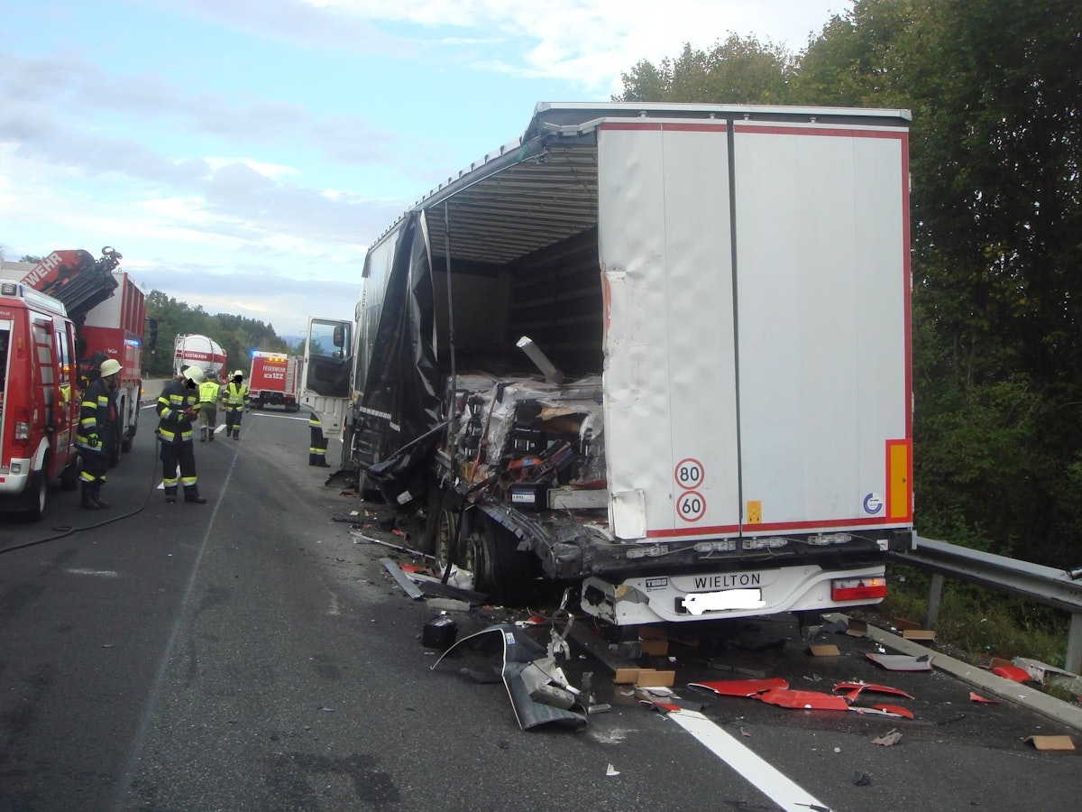 Die Wracks nach dem Crash auf der A2