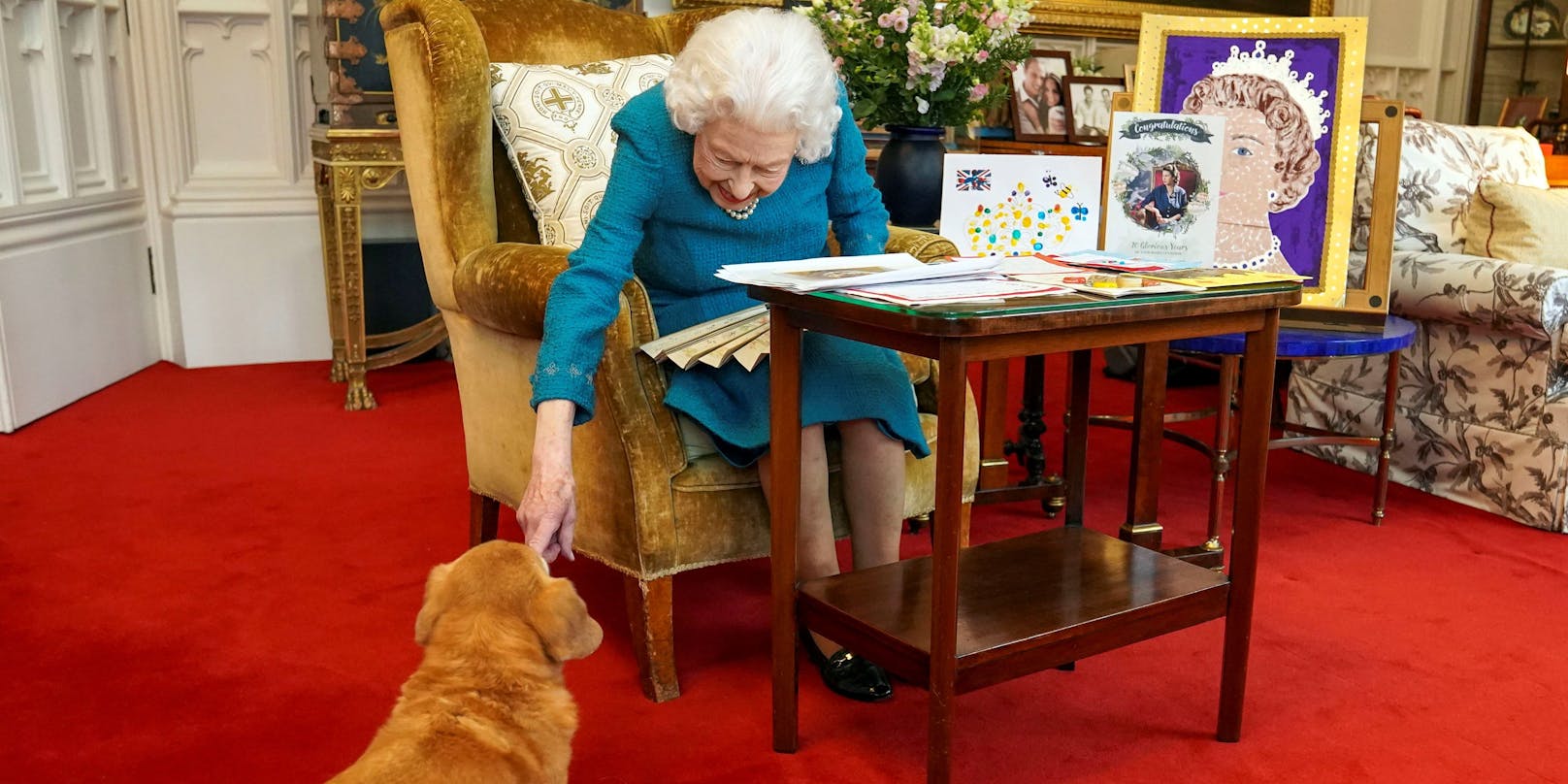 Elizabeth II. mit einem ihrer Hunde.