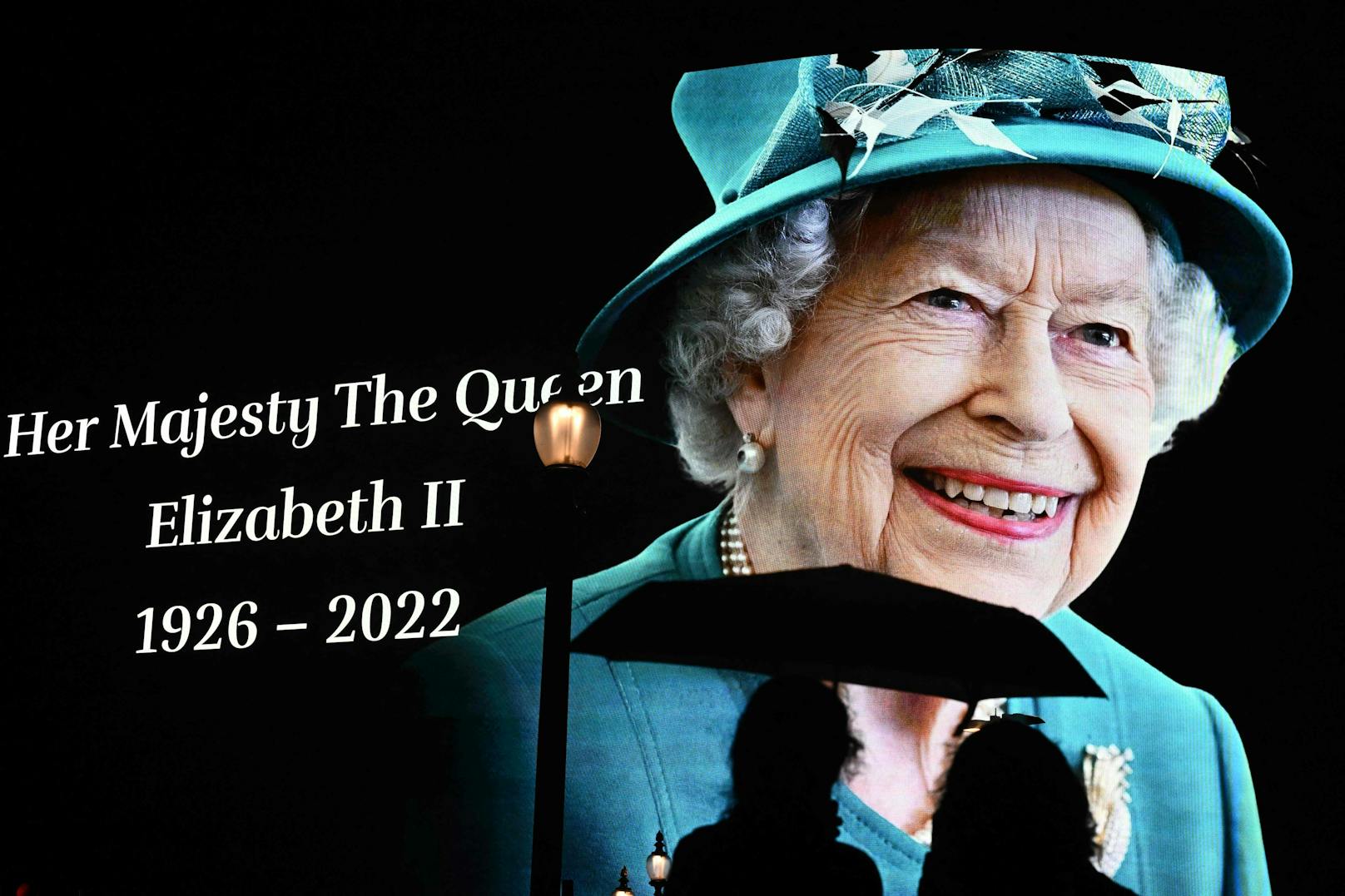 An einer Öffi-Haltestelle in London wird der Queen gedacht: Ganz Großbritannien trauert um die Monarchin.