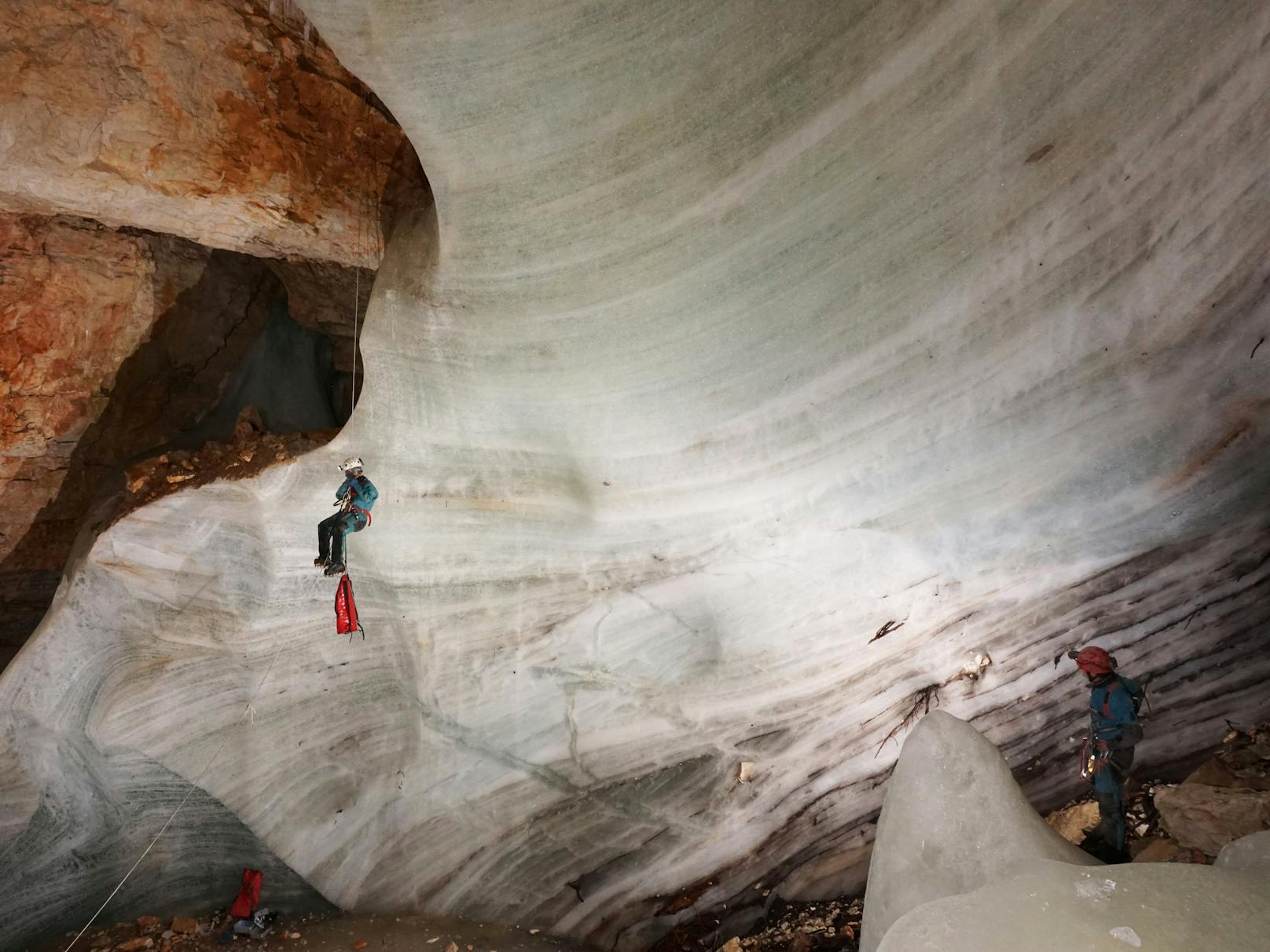 Die Eisgruben-Eishöhle in Oberösterreich ist eine der acht von Innsbrucker Geologen untersuchten Höhlen in Österreich. Sie verlor in 40 Jahren zehn Meter Eis.