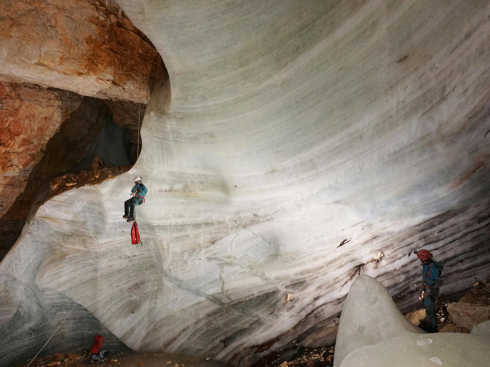 Die Innsbrucker Forscher bei der Feldarbeit in der Eisgruben Eishöhle.