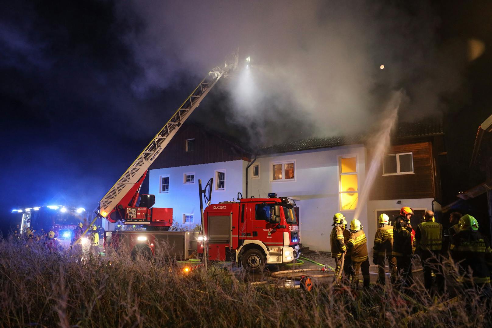 Großeinsatz in Oberösterreich – Dach von Wohnhaus brennt