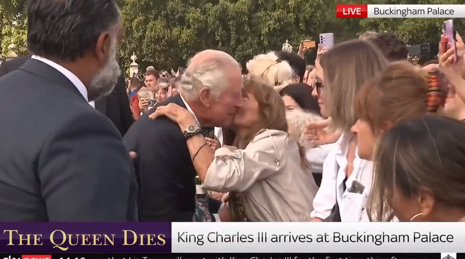 König Charles - plötzlich küsst ihn eine fremde Frau.