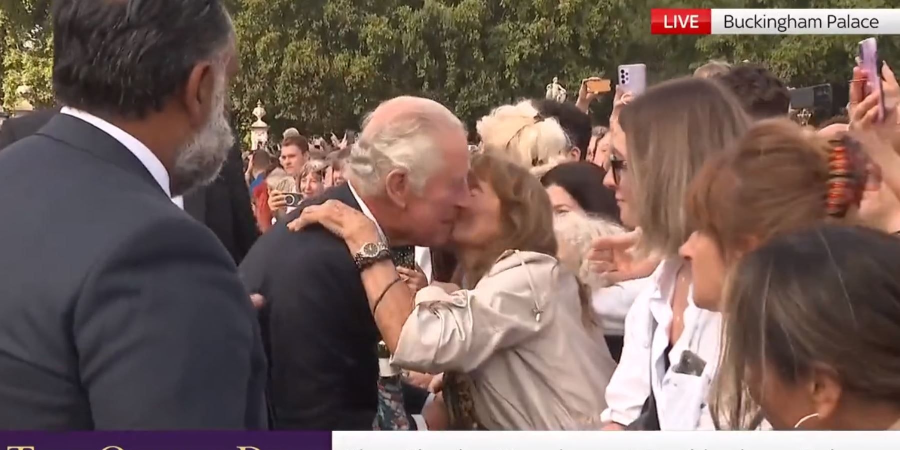 König Charles - plötzlich küsst ihn eine fremde Frau.